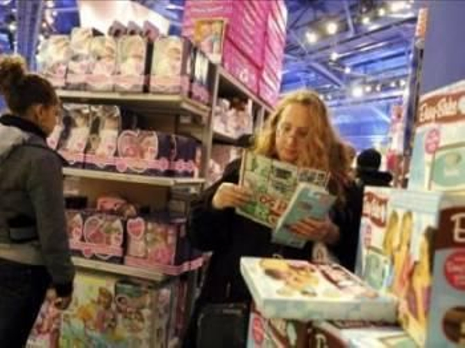 Una mujer hojea un catálogo en una tienda de juguetes (Foto: Archivo EFE)