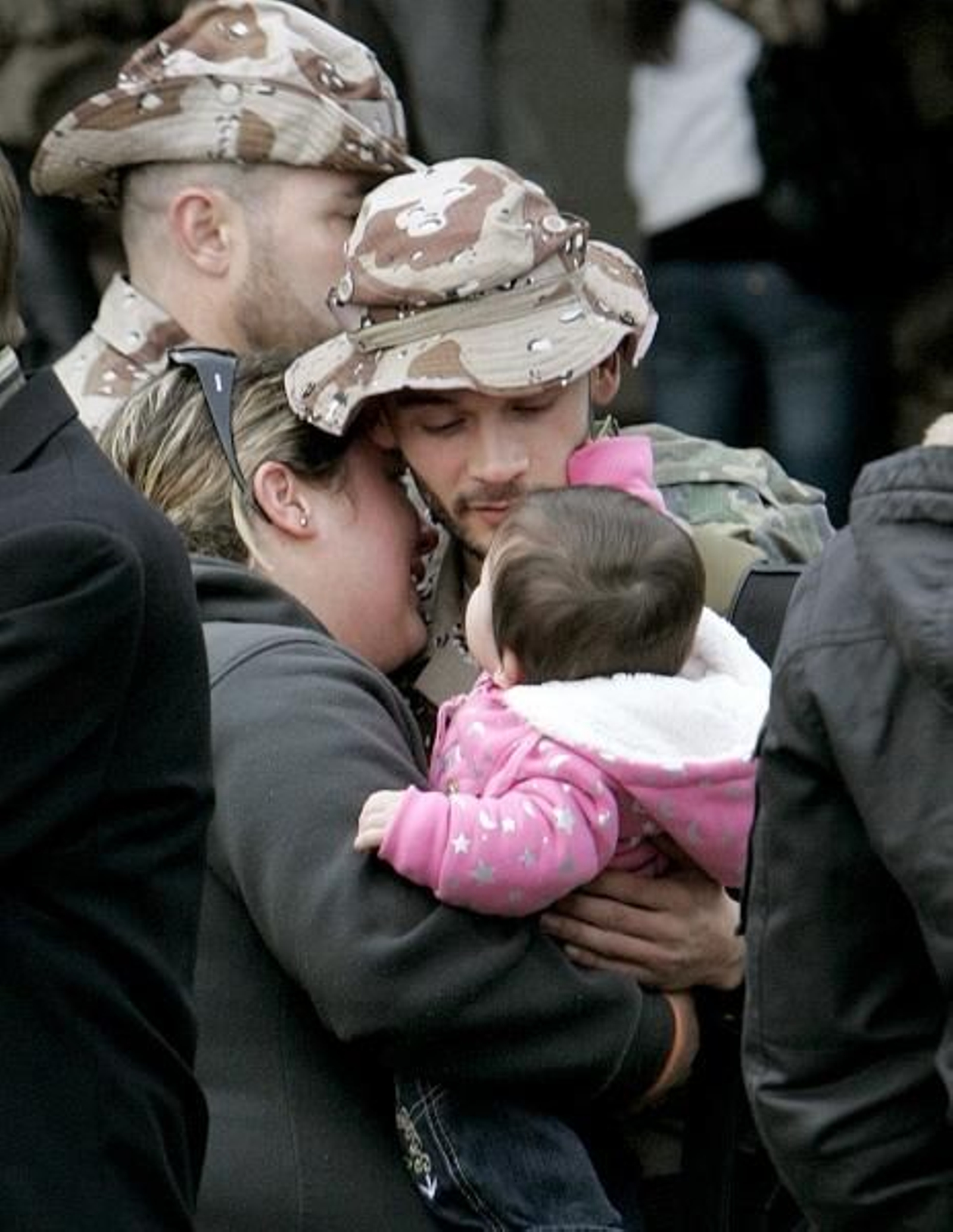 Un soldado se despide de su mujer y su hija. (Foto: X. Rey)