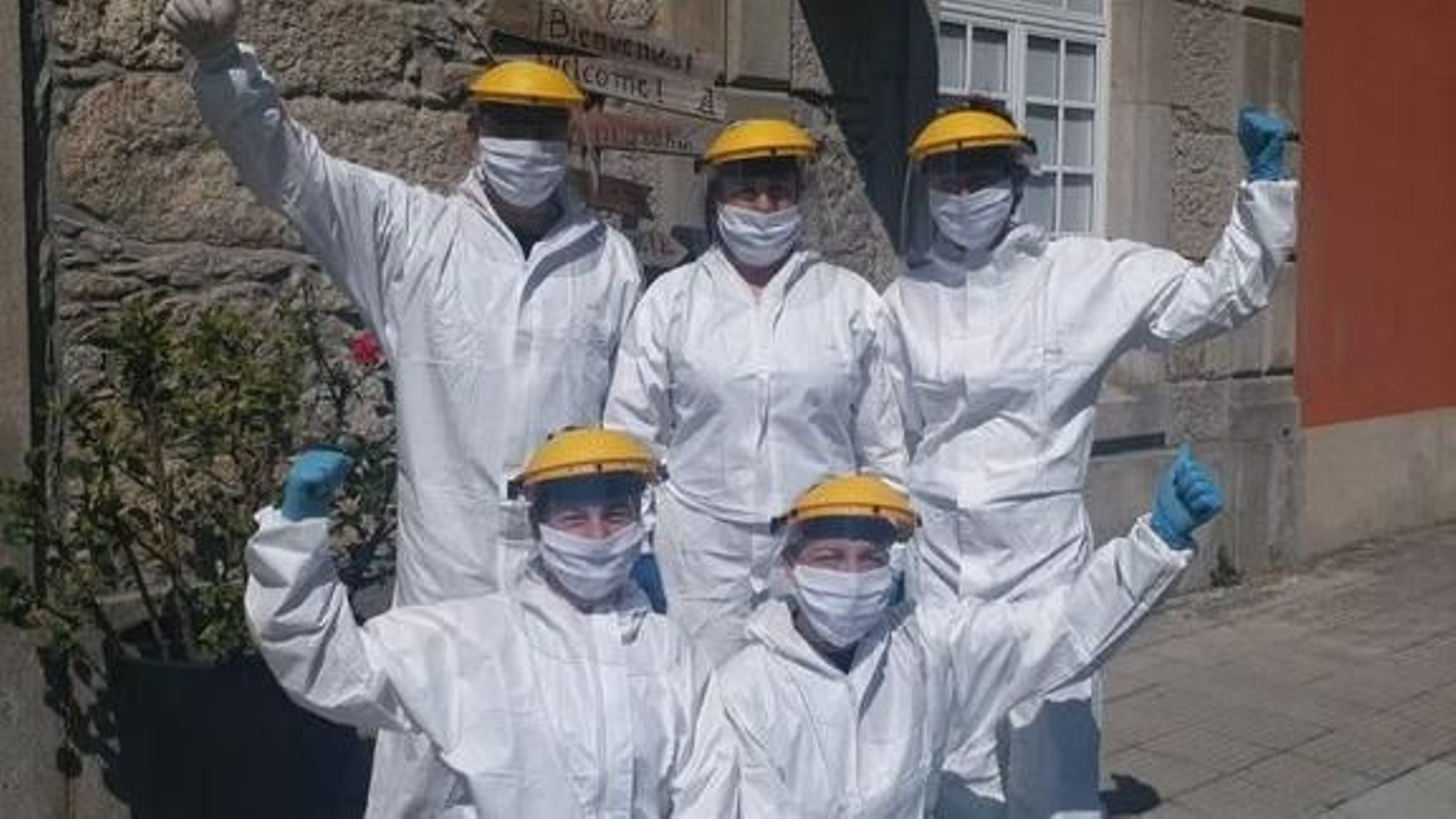 Los empleados y el propietario de Comercial Blanco mantienen el suministro de alimentos en Oia con buen humor.