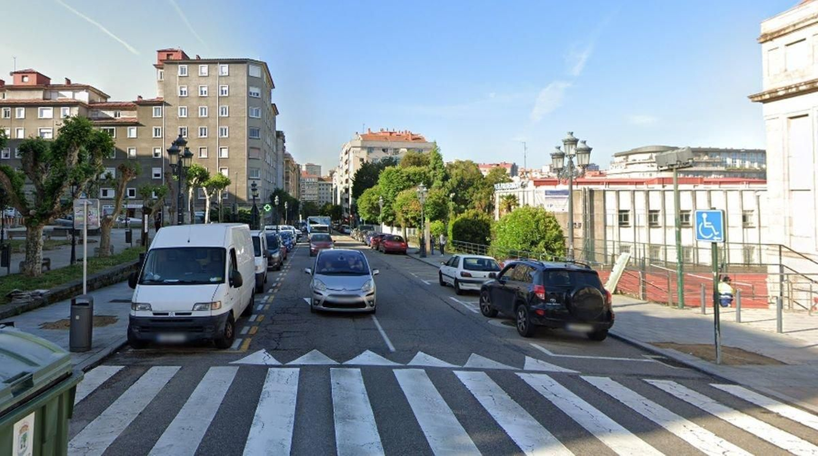 Los hechos tuvieron a plena luz del día en la calle Torrecedeira.
