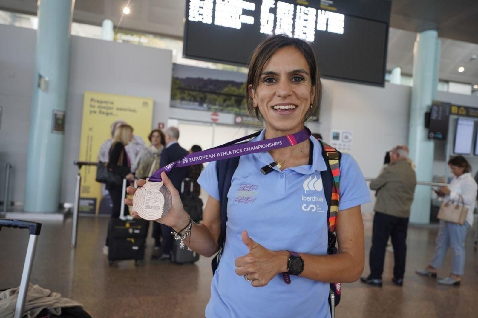 Ester Navarrete muestra la medalla en el Campeonato de Europa de atletismo.