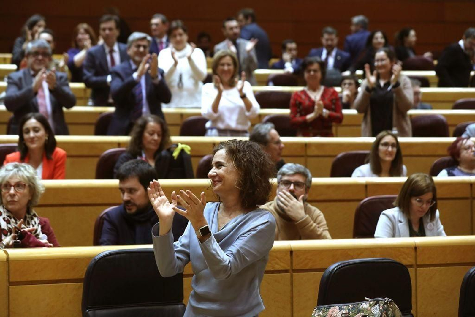 La ministra de Hacienda, María Jesús Montero recibía ayer los aplausos en el pleno del Senado