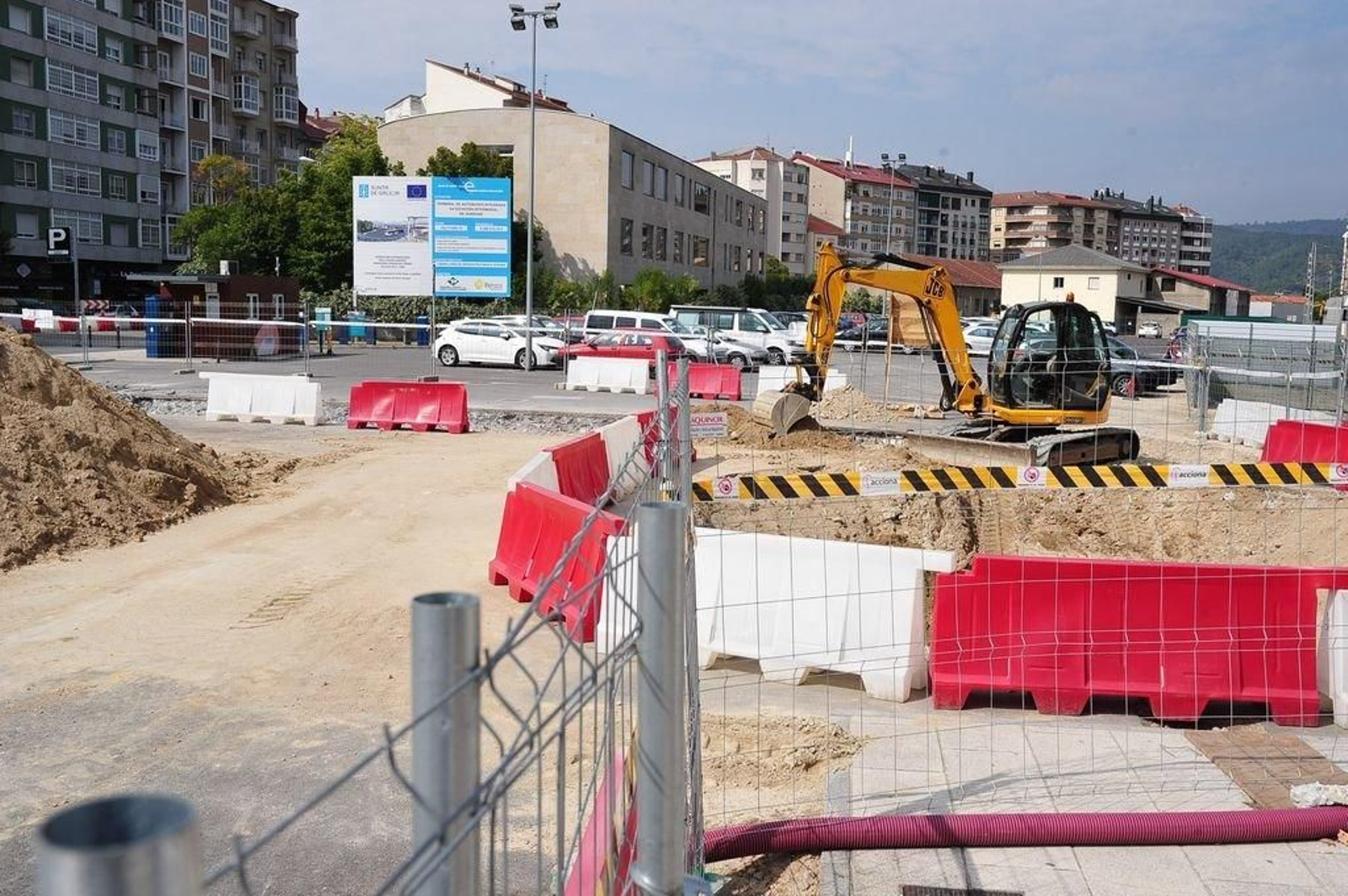 Las obras en el parking de la Estación de Ourense van con retraso y demoran otra obra que está condicionada a su ejecución: la estación de autobuses. Los trabajos dificultan no solo el acceso a la propia estación, sino también a todo el entorno con una reorganización en la circulación rodada, limitaciones de giro, etcétera. A Ponte seguirá en obras hasta 2024, con cinco contratos todavía pendientes de licitar.