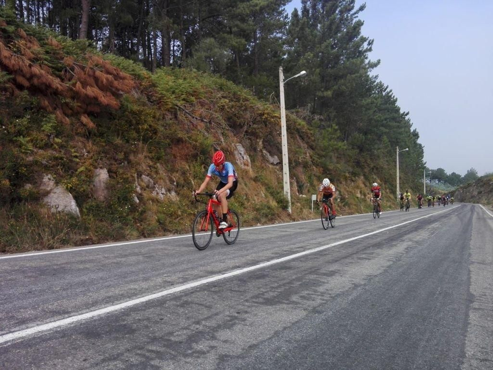 Los participantes partieron del pabellón baionés para subir hasta el alto de A Groba en una mañana con el cielo encapotado.