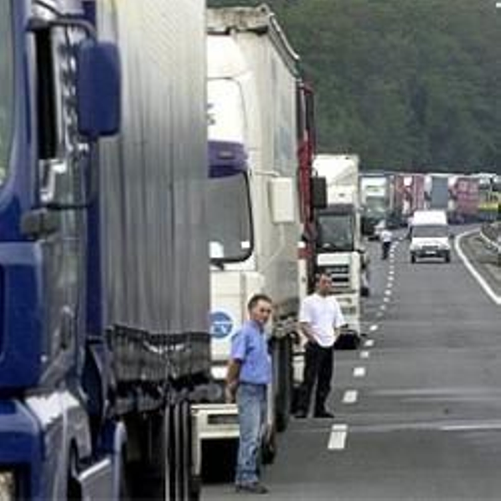 Retenciones de hasta 7 kilómetros en la A-8 por la huelga de transportes.