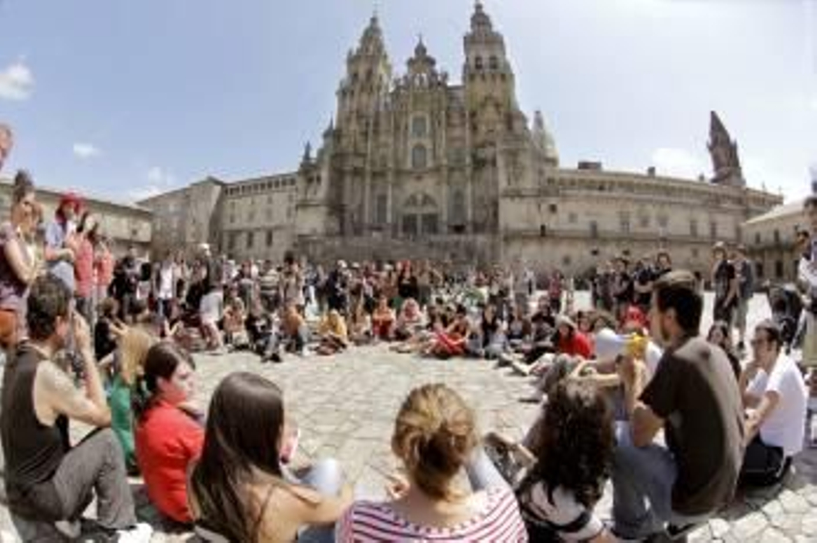 Varios jóvenes permanecen acampados desde el pasado martes frente a la plaza del Obradoiro de Santiago de Compostela convocados por la plataforma 'Democracia Real Ya'. (Foto: Lavandeira jr)