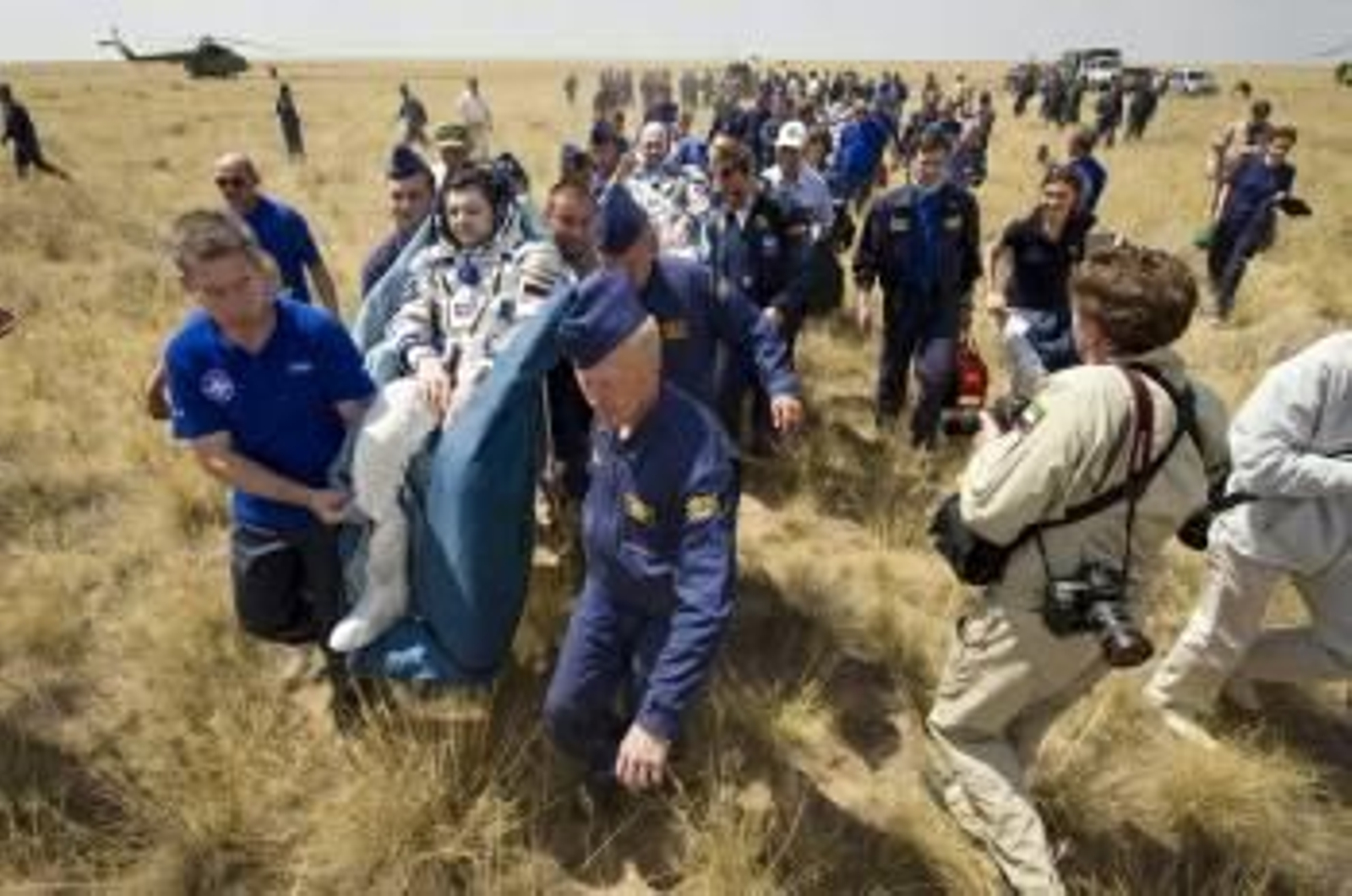 El traslado de los cosmonautas tras el aterrizaje de la nave rusa Soyuz TMA-03M, en Kazajistán. (Foto: NASA)