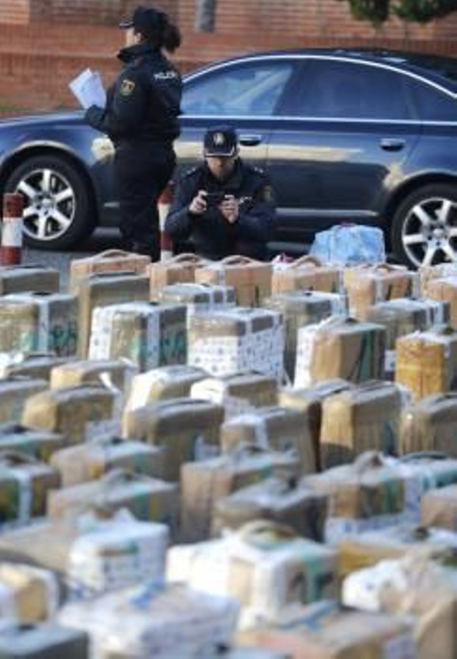 La Policía española detuvo a 35 personas y se incautó de más de 11 toneladas de hachís, en lo que consideró una de las mayores operaciones contra el tráfico de esta droga en la península.