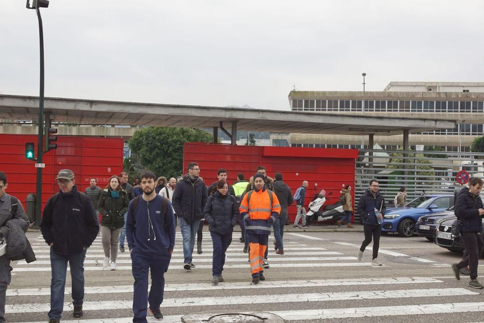 Trabajadores de PSA saliendo del turno en la planta de Balaídos.
