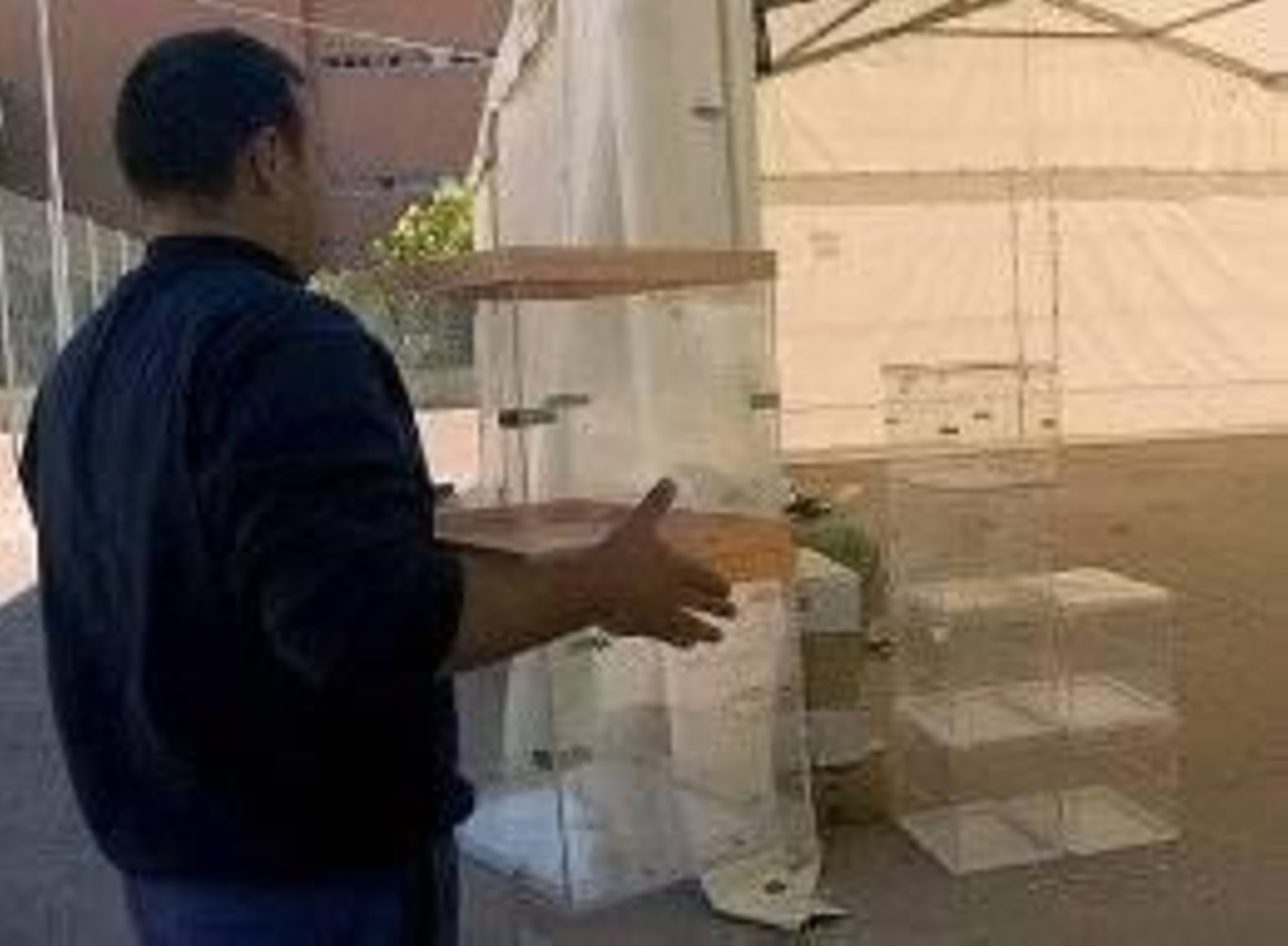 Un operario coloca las urnas.