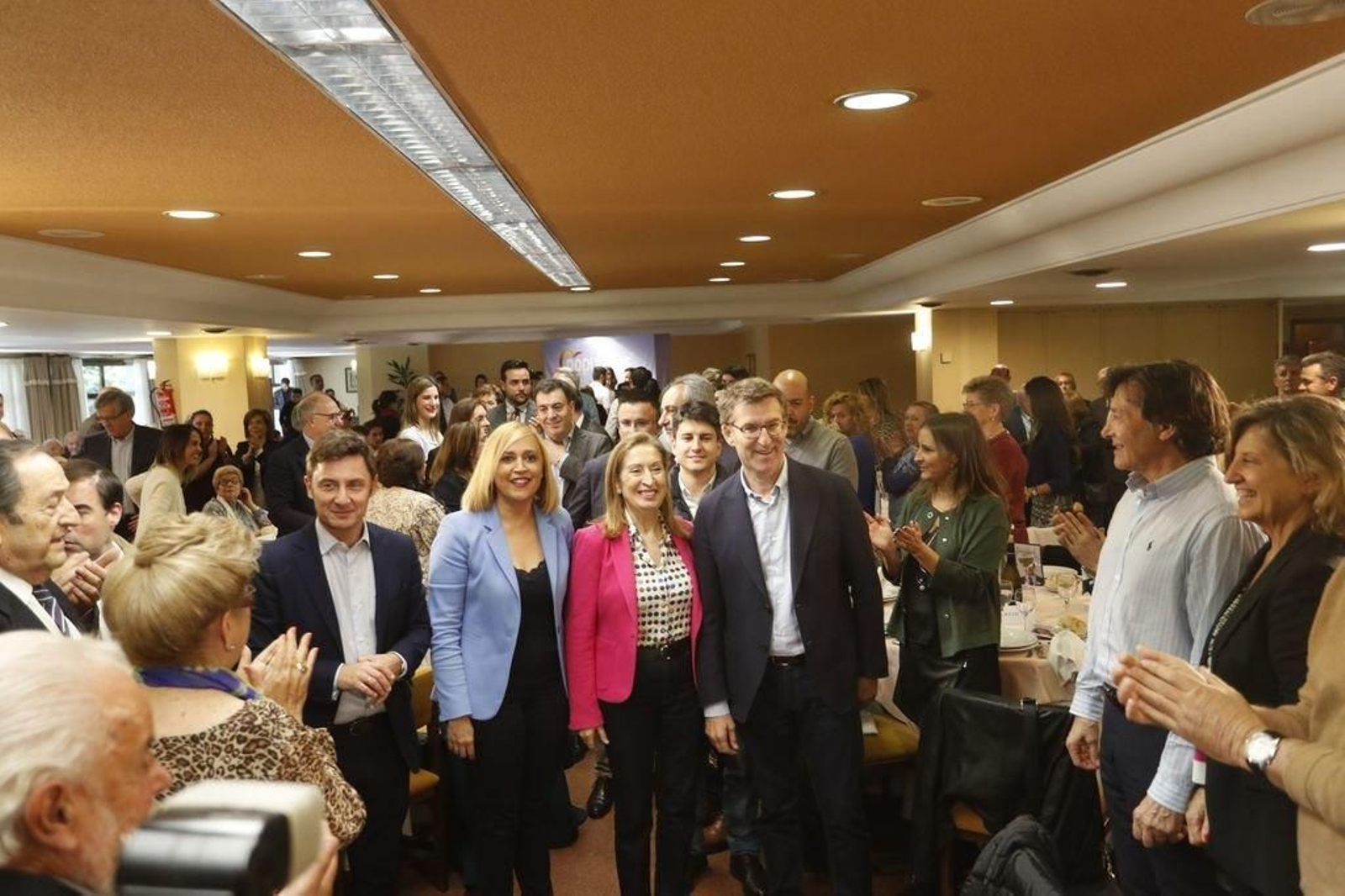 Fidalgo, Muñoz, Pastor y Feijóo, antes de iniciar la comida, que sirvió de fin de campaña.