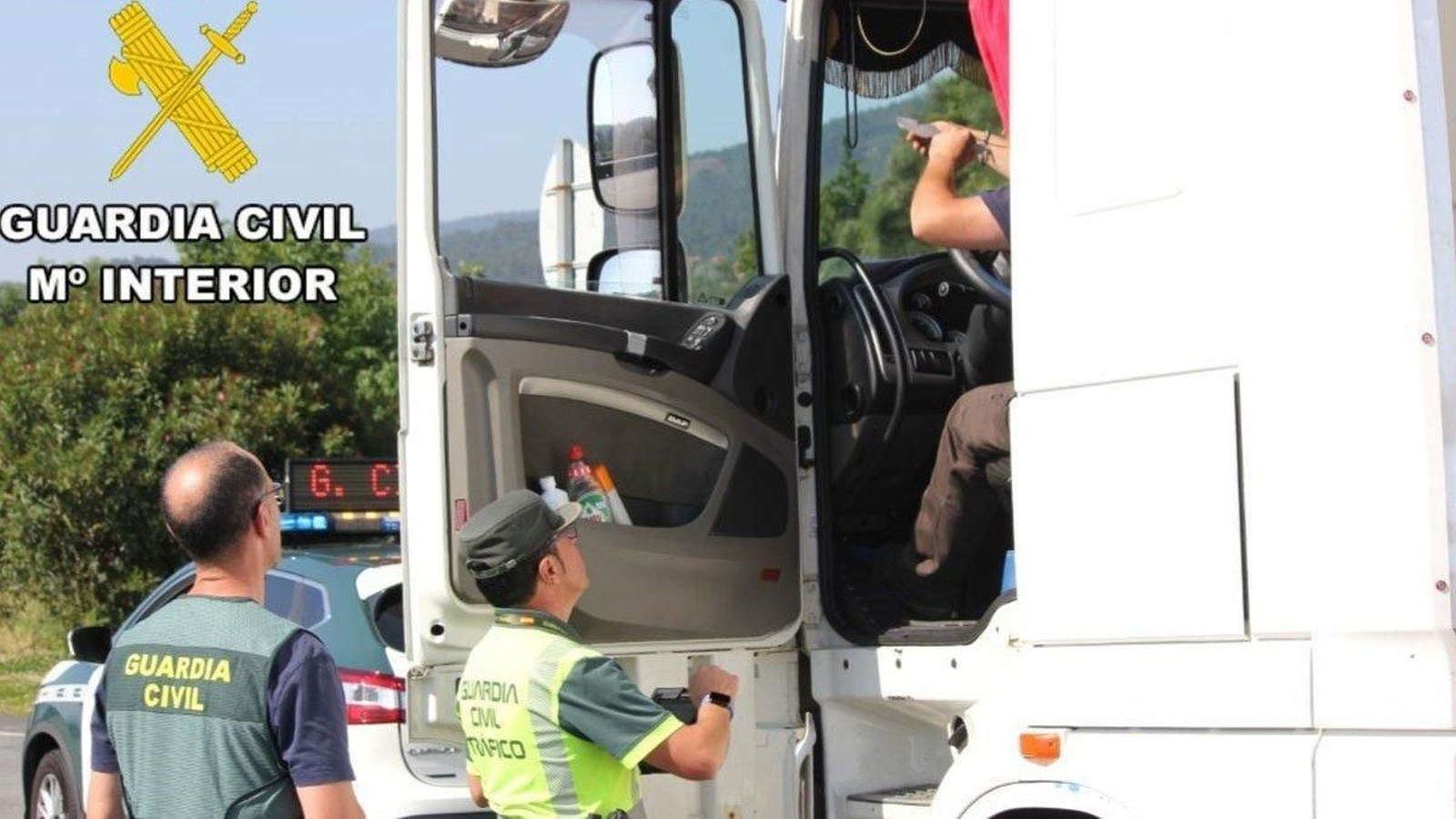 Un momento de una de las inspecciones llevadas a cabo por la Guardia Civil.