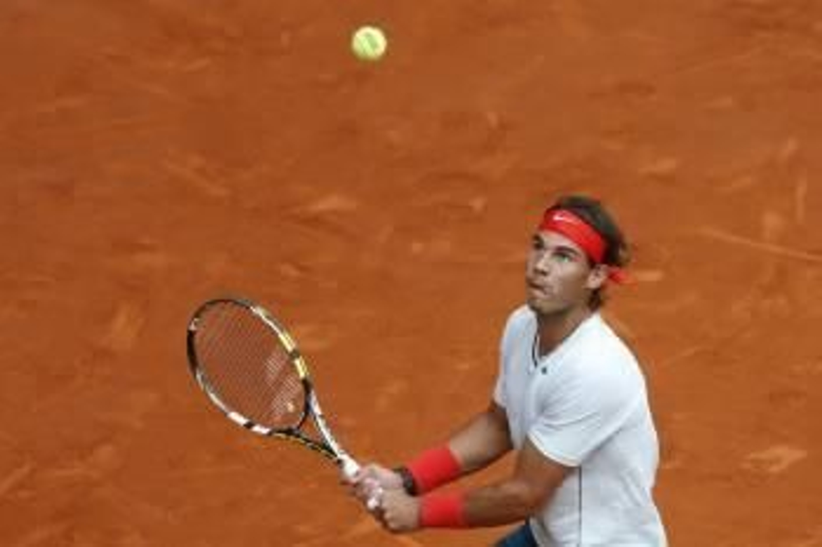Rafael Nadal, esperando para devolver una bola durante el partido ante el francés Benoit Paire. (Foto: JUAN CARLOS HIDALGO)