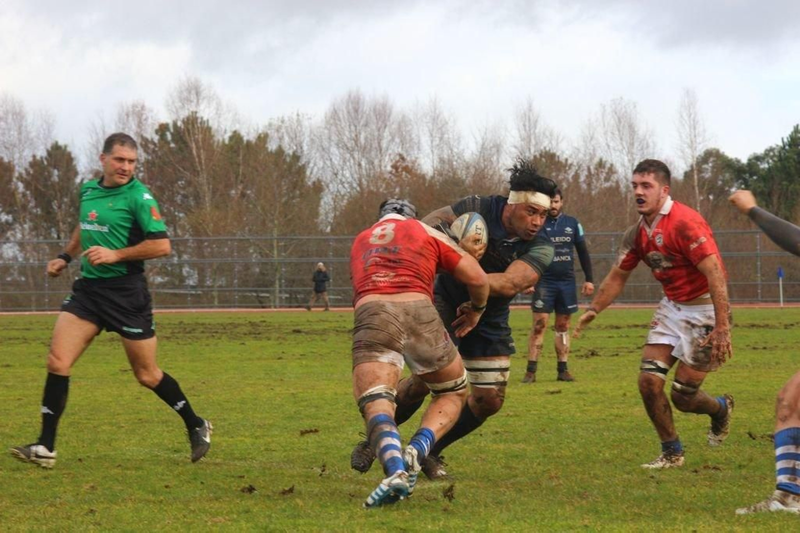 Tatafu trata de superar a dos rivales en el anterior partido del Kaleido, ante el Durango.