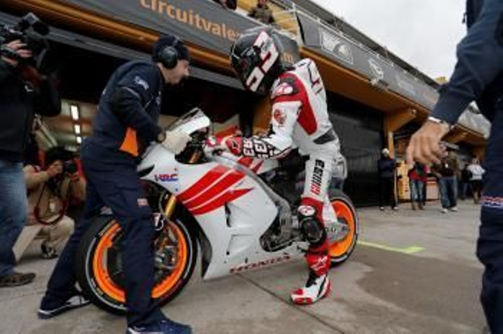 Marc Márquez se sube a su moto, ayer en el circuito de Cheste.