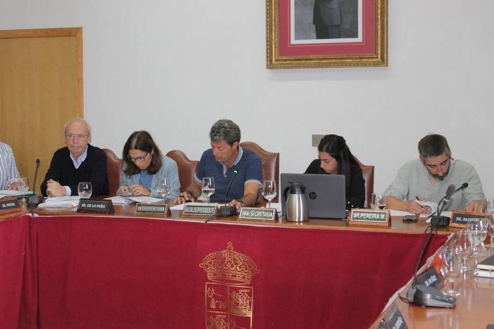 Carlos de la Peña, Carlos Gómez y Iago Pereira con la secretaria e interventora en la última sesión plenaria.