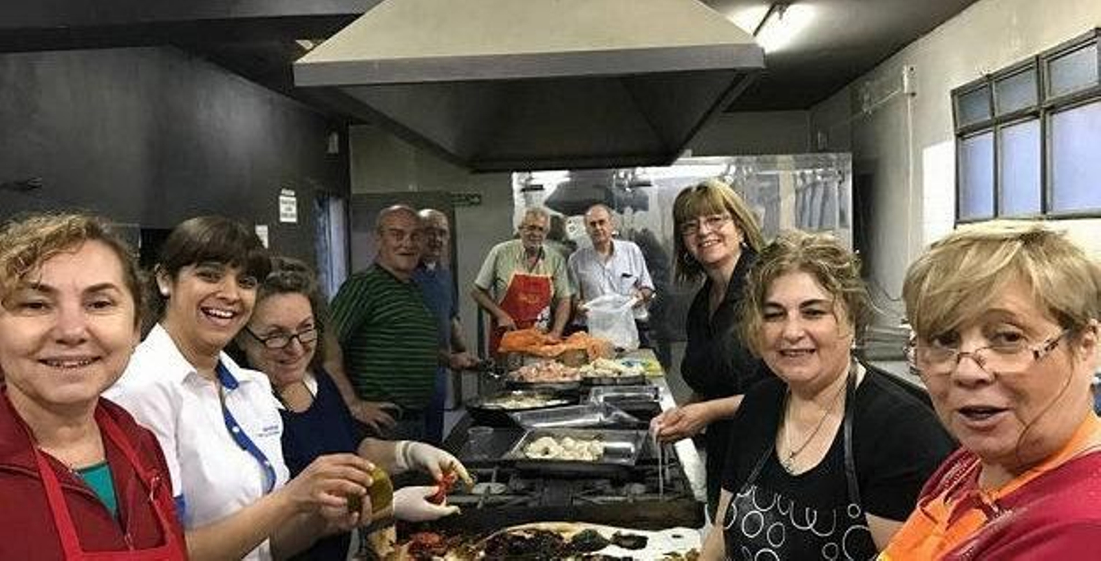 Los y las "cocinillas" del Comodoro Ridavia preparando el menú