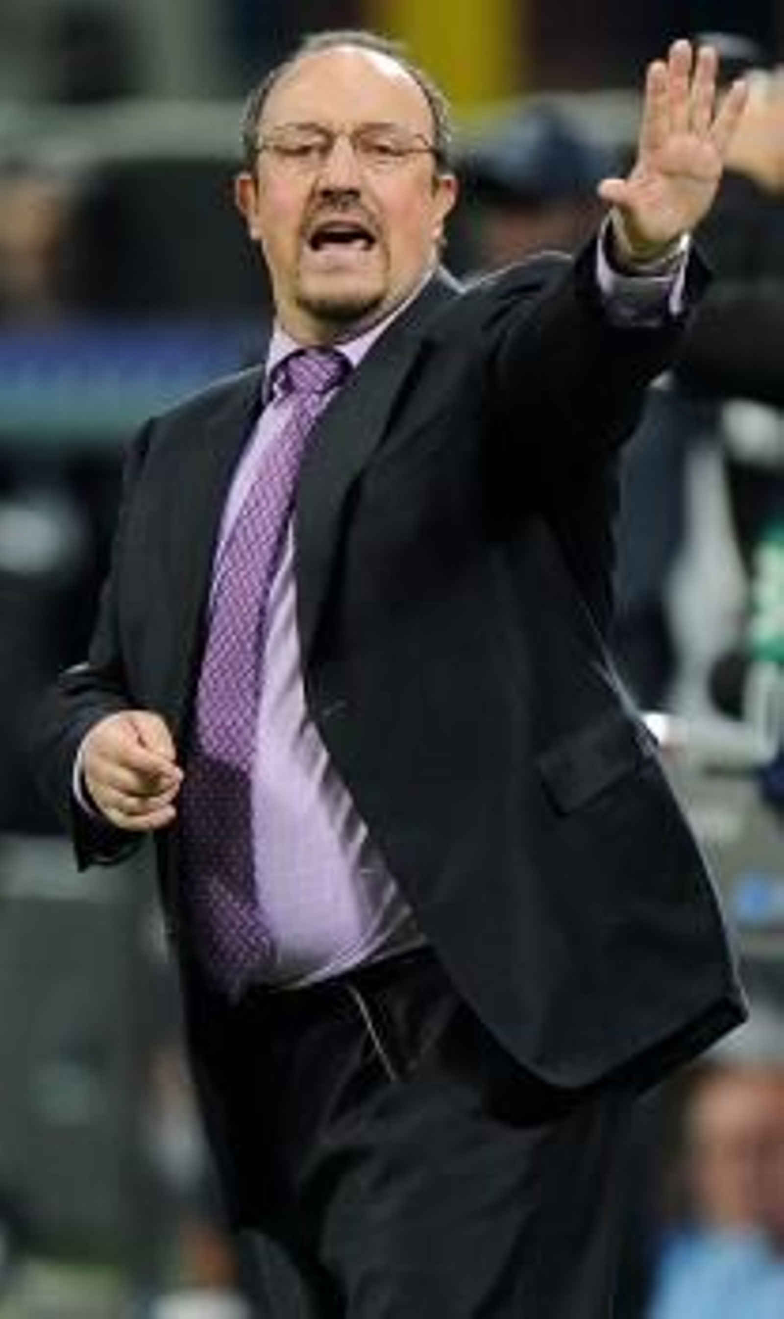 Rafa Benítez da instrucciones durante un partido.