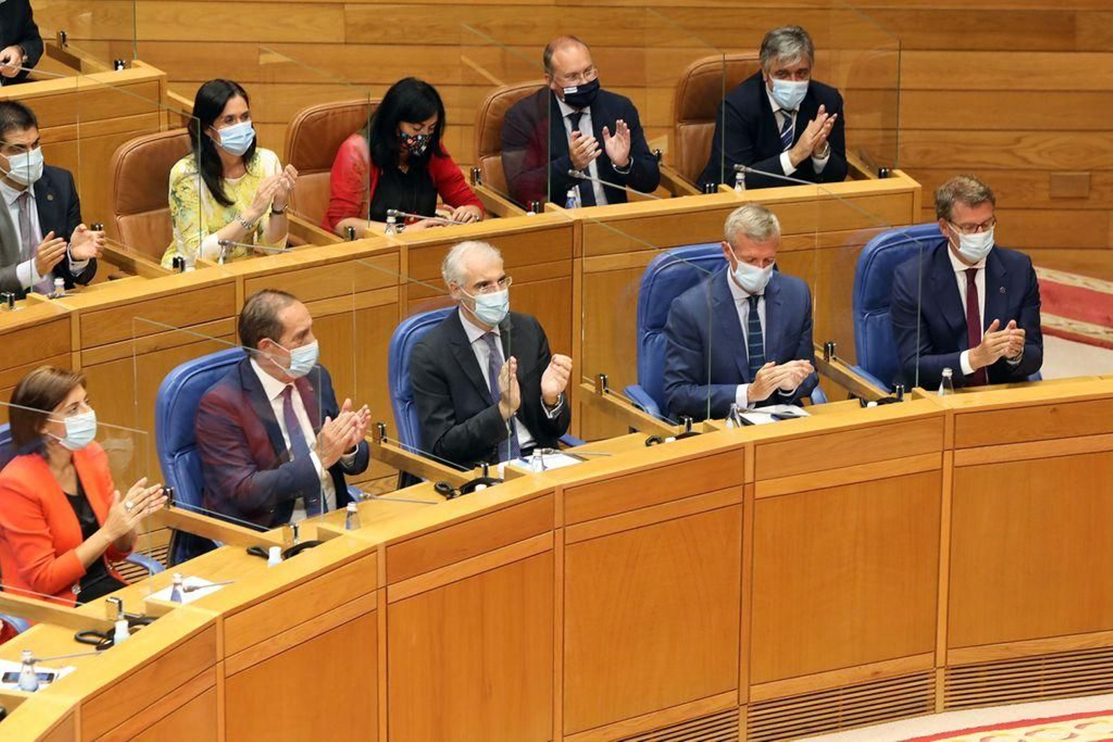 Feijóo, conselleiros y diputados populares aplauden la intervención del presidente del Parlamento.