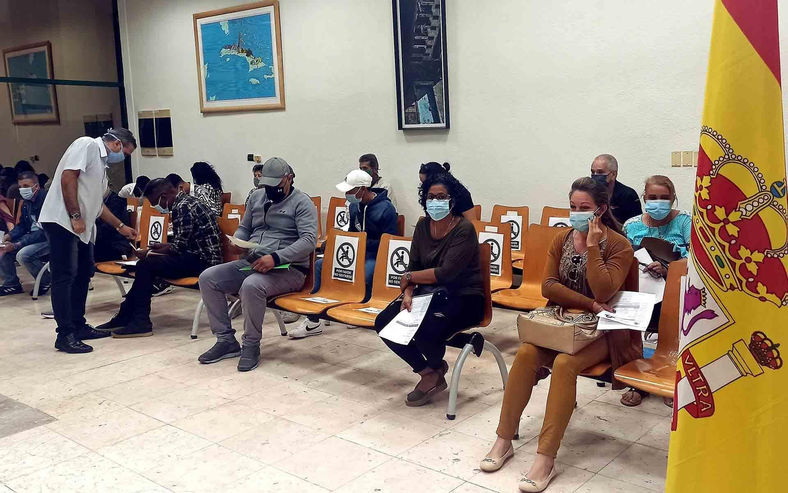 Varias personas adelantan tramites en la nueva sede del Consulado de España en La Habana. EFE/ Ernesto Mastrascusa