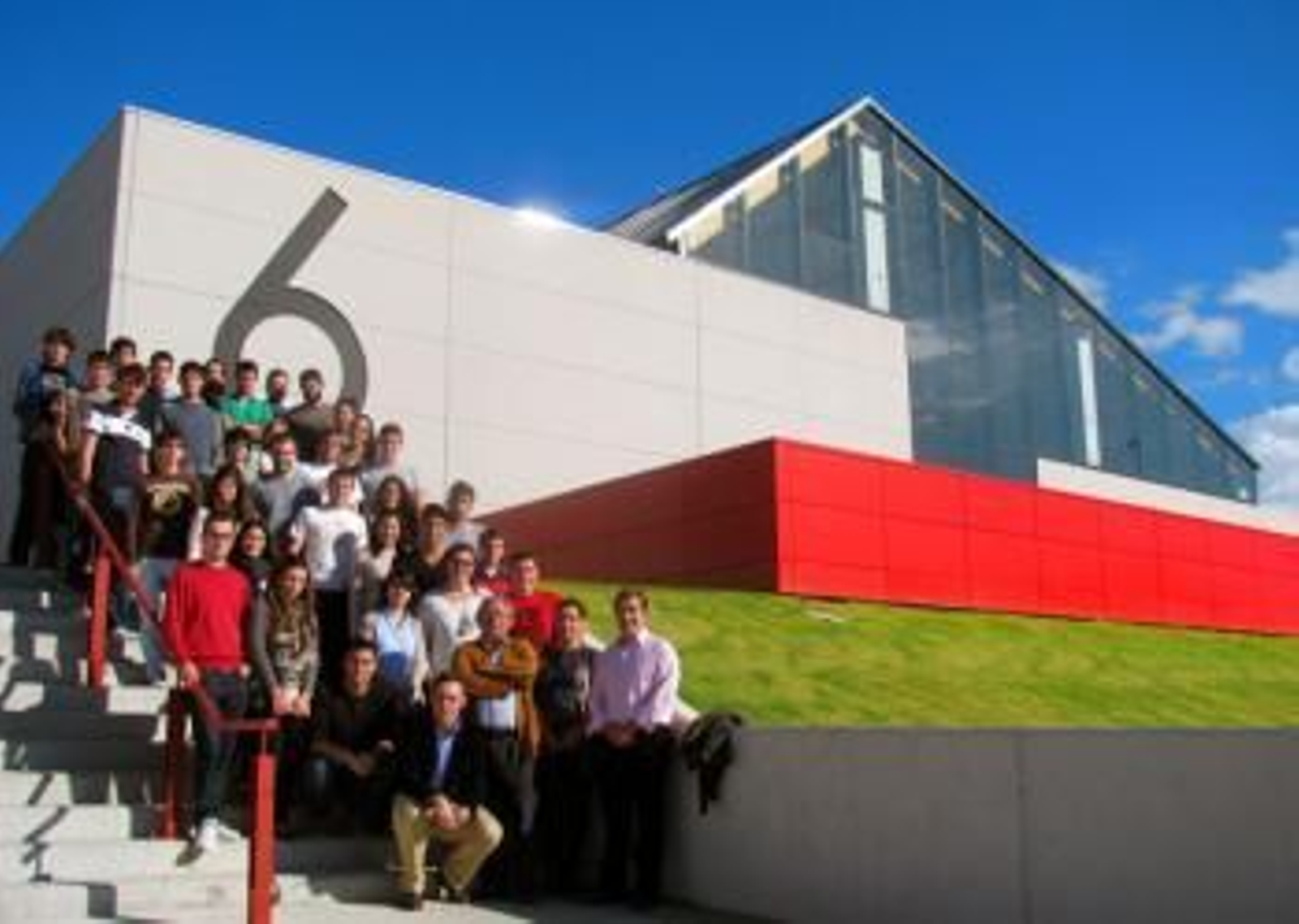 Los alumnos junto a una de las nave bicolimáticas del polígono empresarial