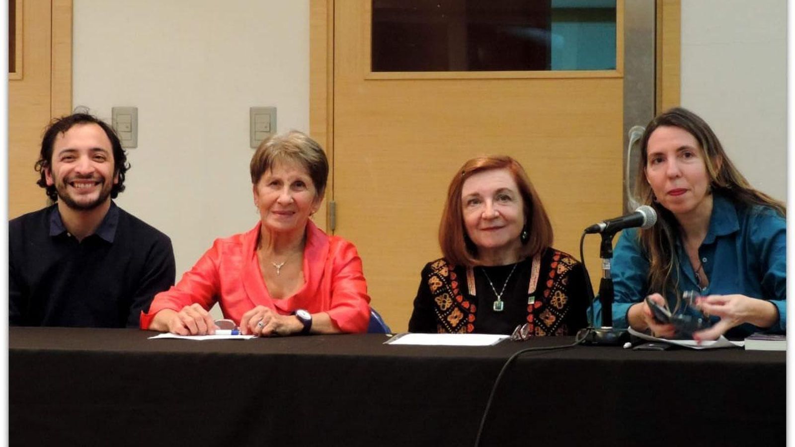 María Rosa Iglesias en la presentación de "Inmigradas" en el Centro Galicia, acompañada del psicologo Andrés López, la escritora e historiadora María Rosa Lojo y la especialista en semiótica Cñau