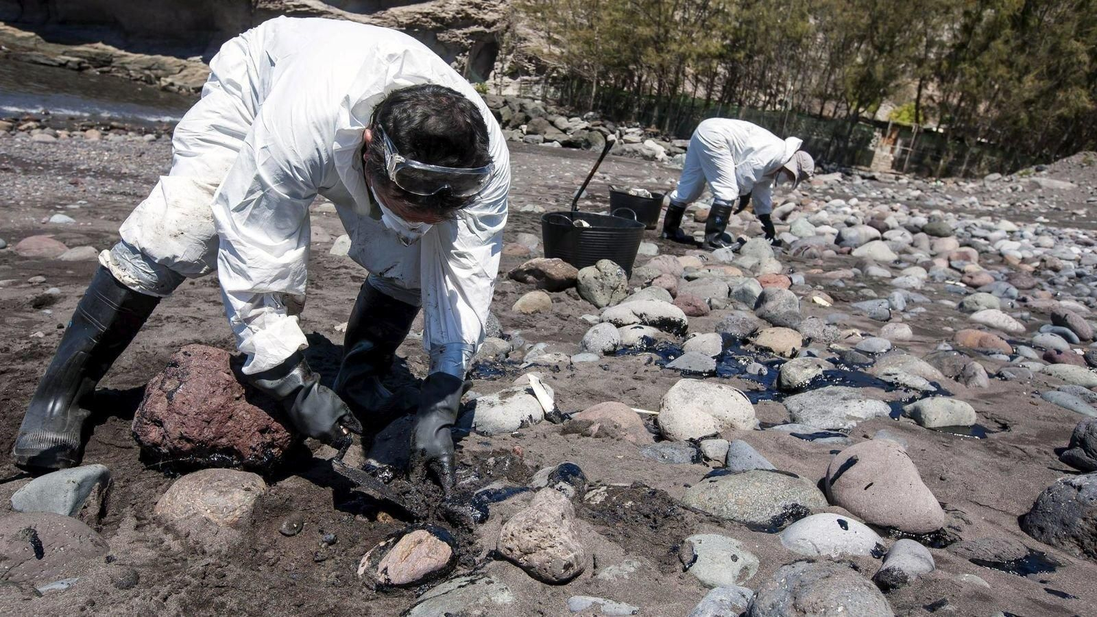 Voluntarios recogiendo chapapote en la costa gallega tras el desastre del Prestige.