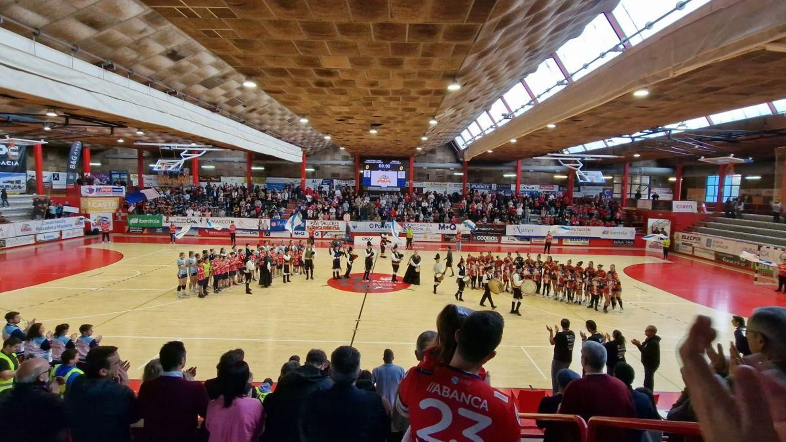 O himno galego sonou cheo de emotividade, interpretado por unha banda de gaitas e as 1.638 gorxas do pavillón cantando a capela.