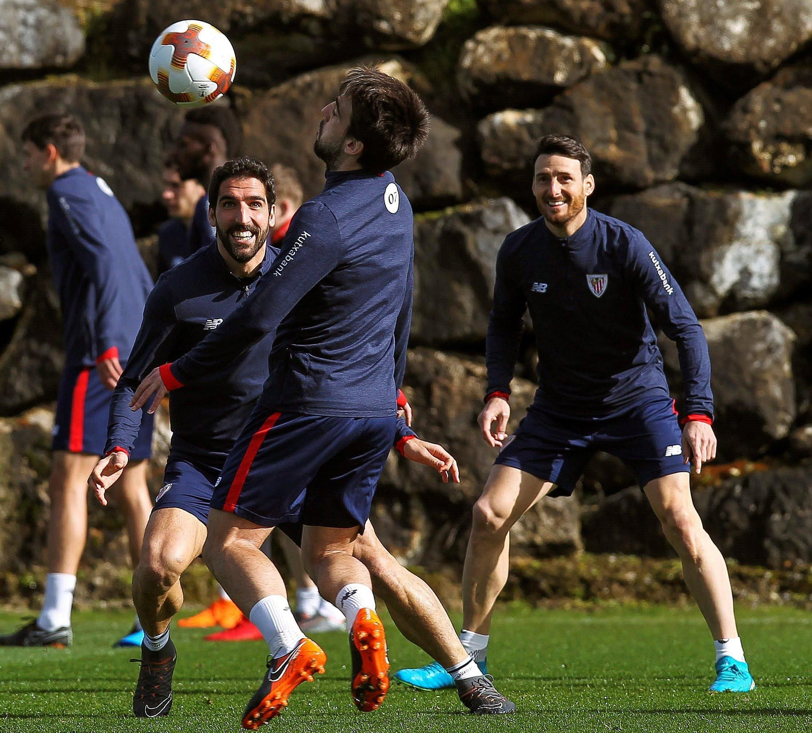 Los jugadores del Athletic Raúl García, Beñat y Aduriz, ayer.