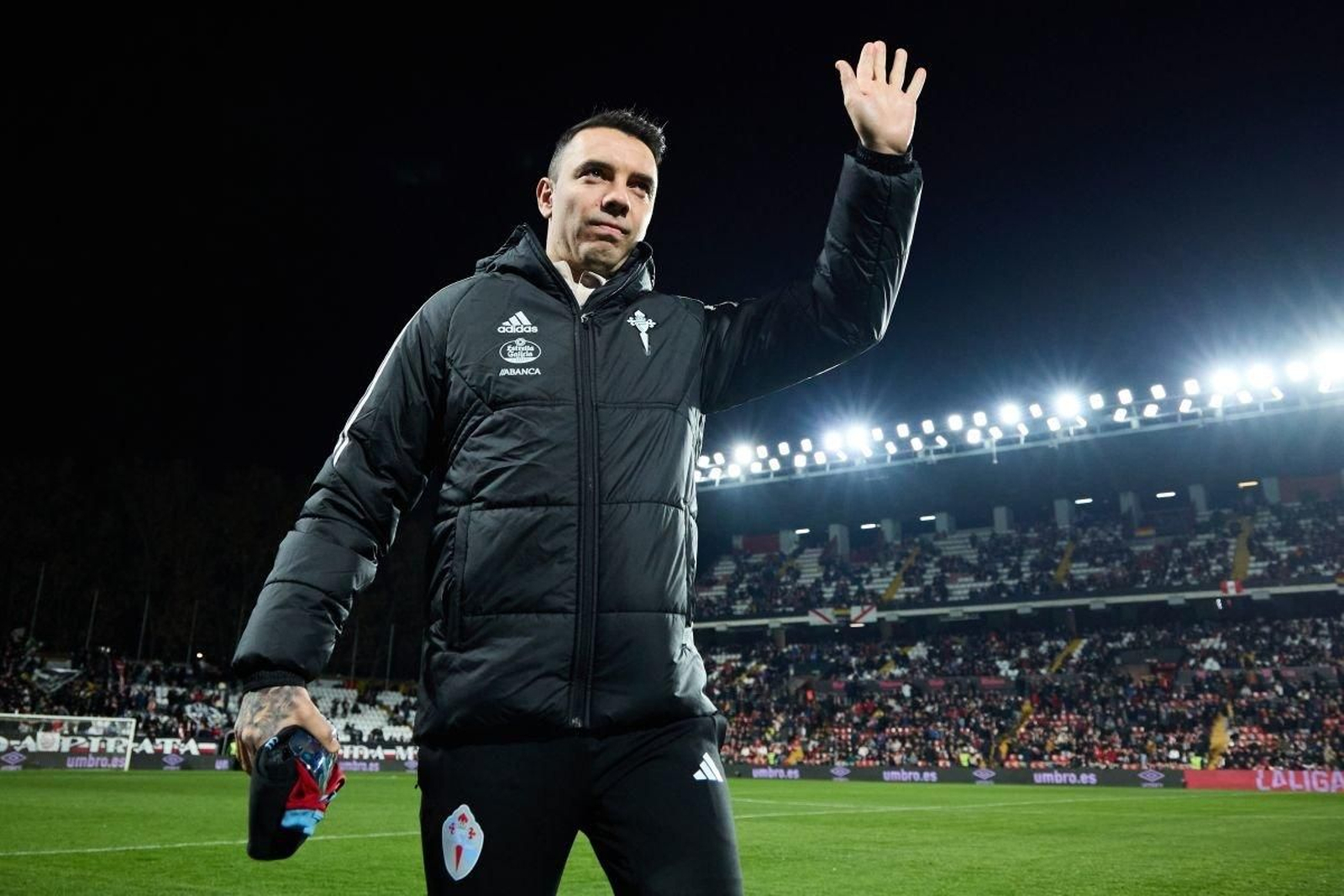 El capitán del Celta saluda ayer a la grada mientras se encamina al banquillo de Vallecas para su segunda suplencia del curso en Liga.