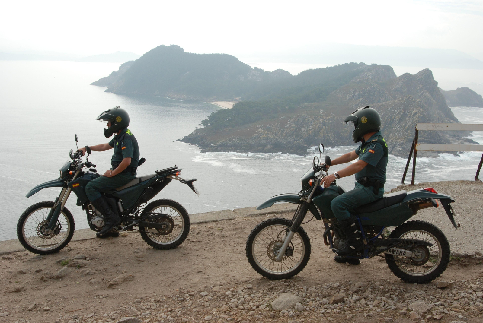 El Seprona se encuentra en alerta máxima desde principios de mes ante el aumento del riesgo de incendio. En la foto dos agentes en las Islas Cíes.
