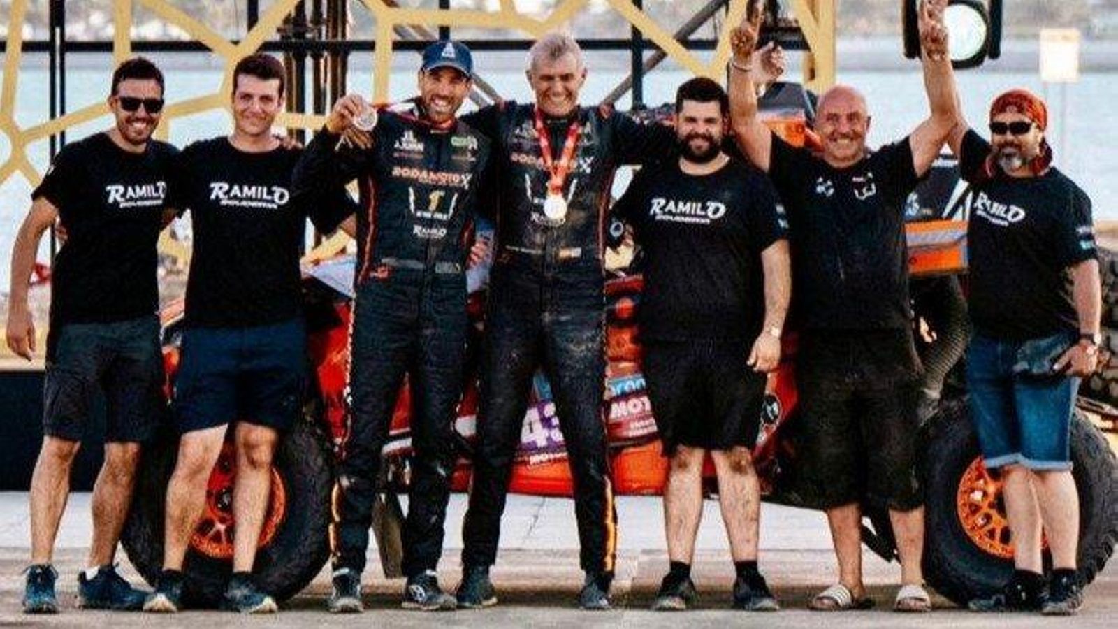 Ramilo -con la medalla- sonríe junto a su equipo en el podio del Dakar.