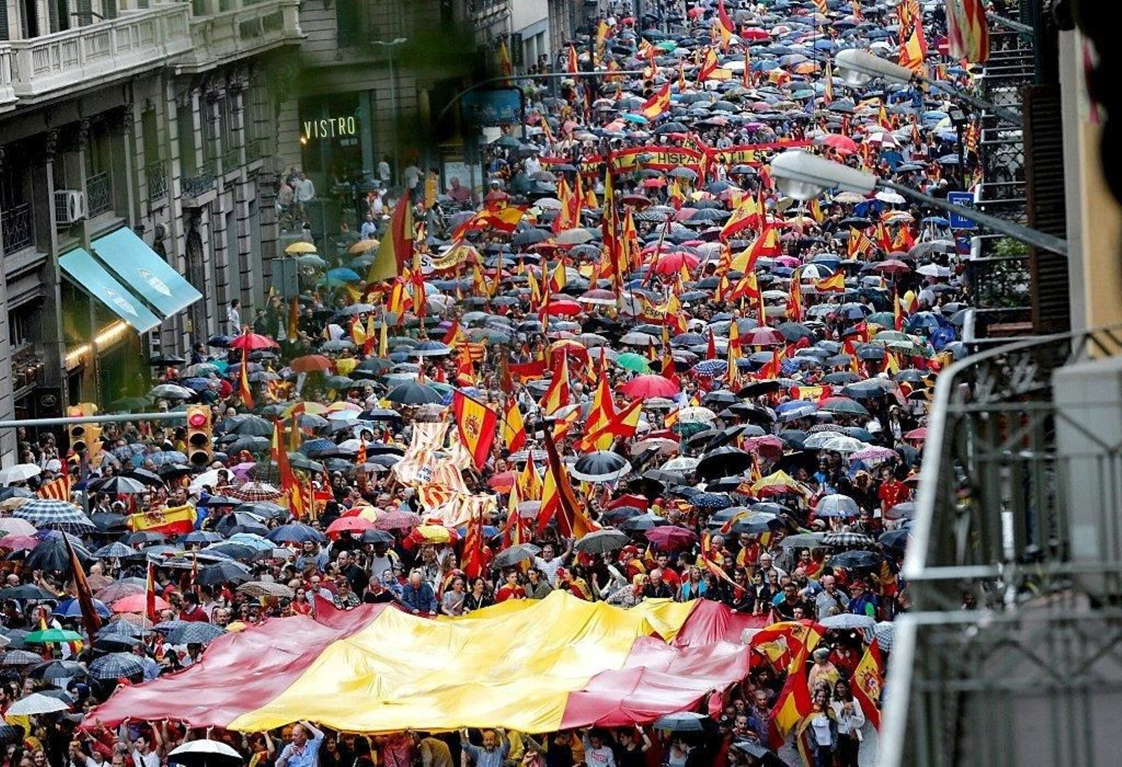 Los manifestantes, recorriendo la Vía Layetana, abarrotada de banderas españolas y catalanas.