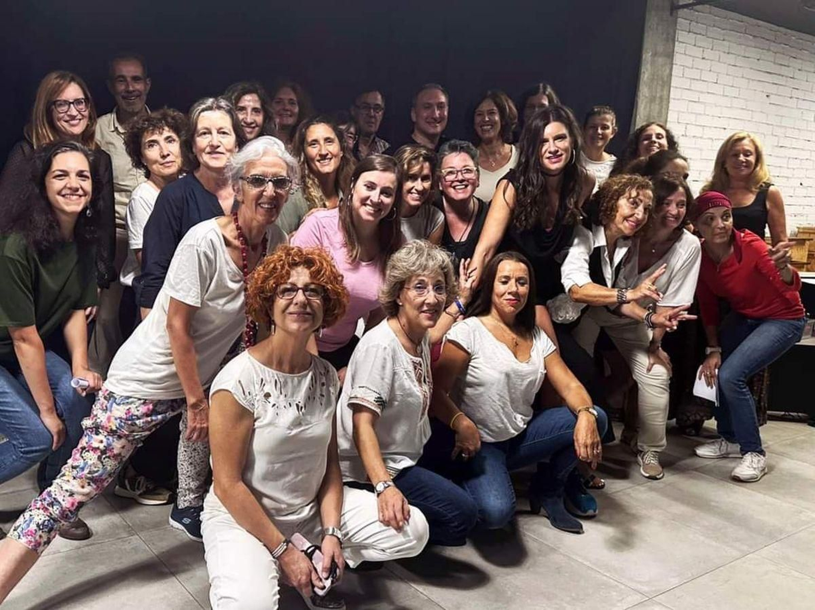 Rebeca Rods y el Vigo Gospel Choir ensayan en la escuela Mundo Sonoro de Navia.