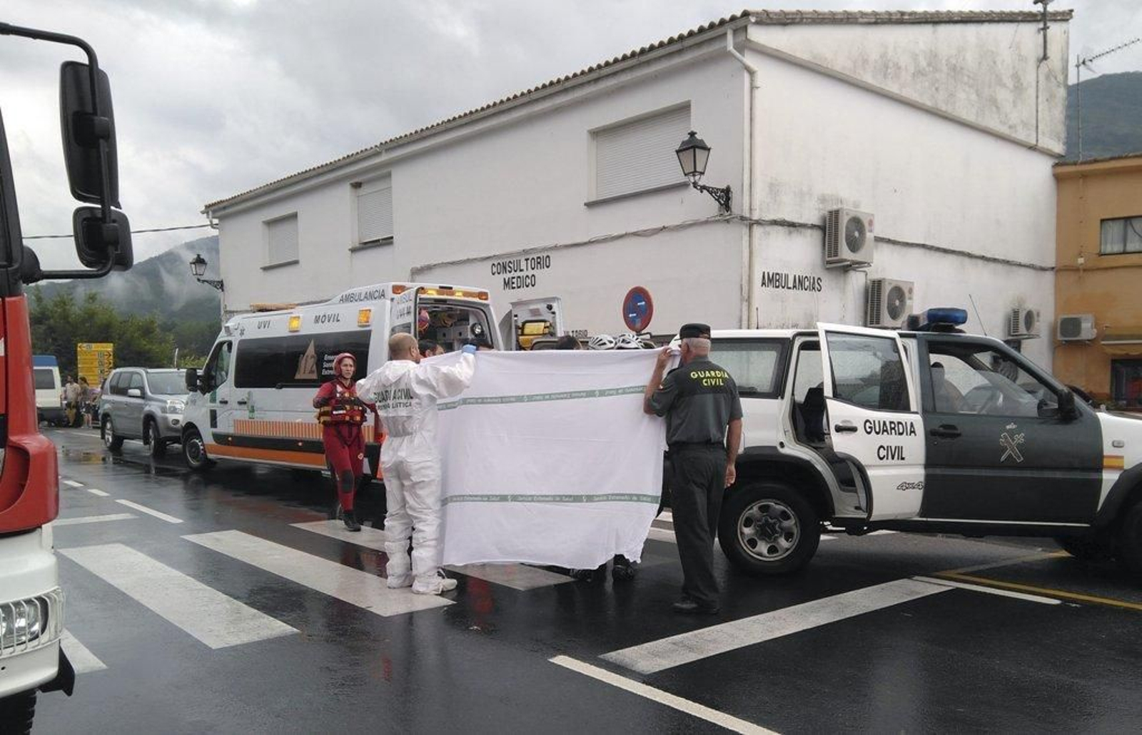 Bomberos, Guardia Civil, Protección Civil y personal sanitario junto al centro médico de Jerte.