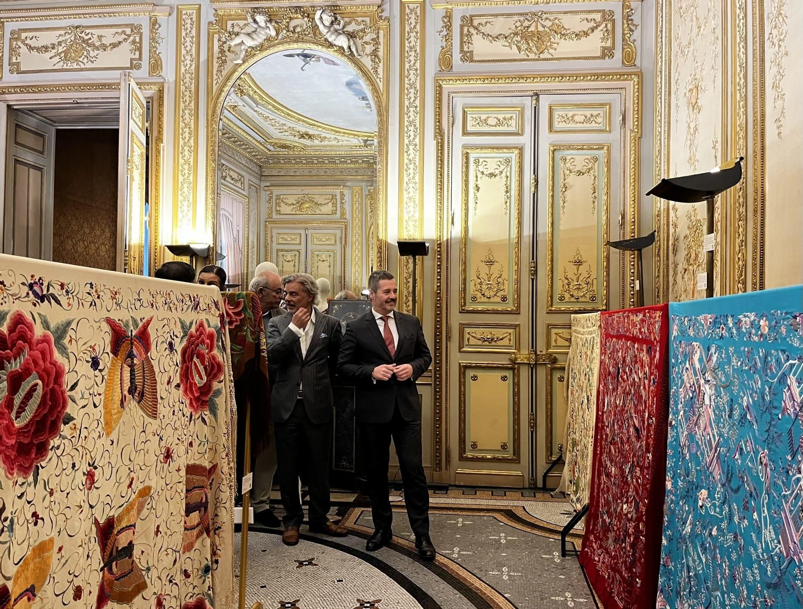 Casa América (Madrid) acaba de inaugurar la exposición 'La Ruta del Mantón de Manila. La feliz unión entre Asia, Hispanoamérica y España', comisariada por Verónica Durán Castello.