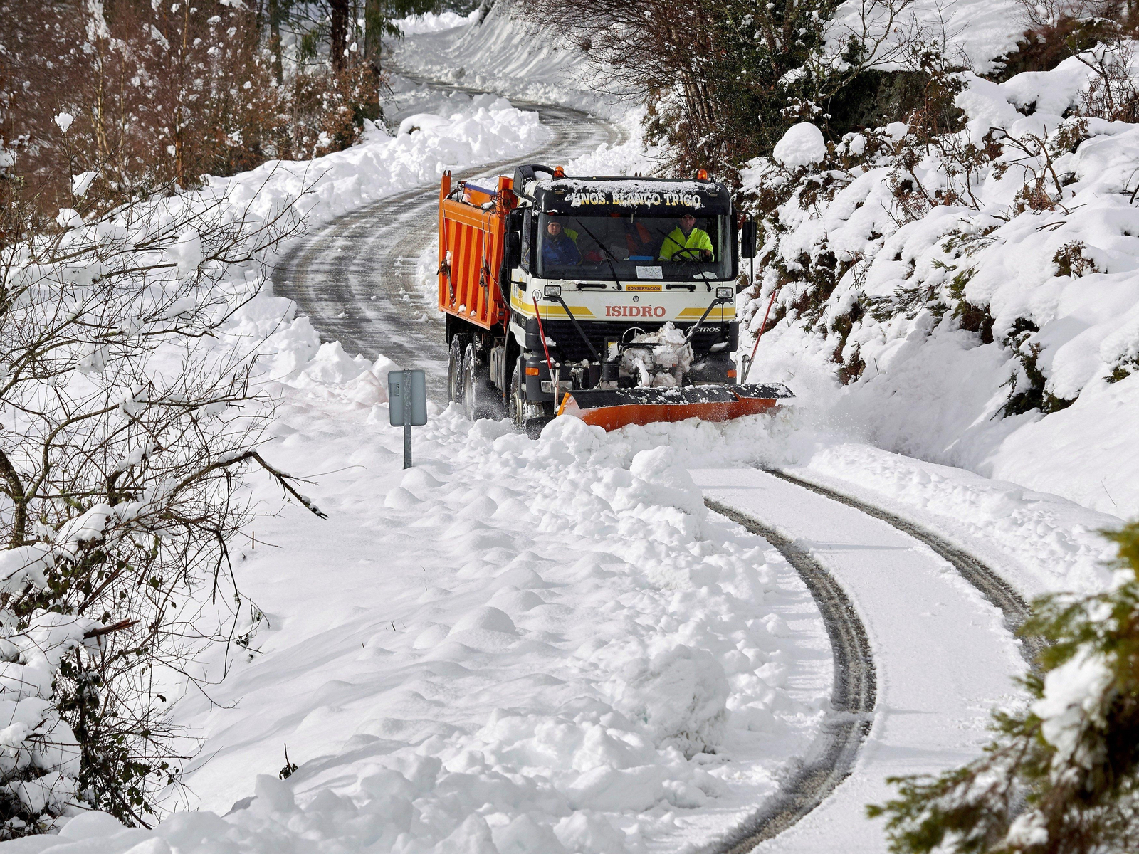 Un camión quitanieves limpia el acceso a varios pueblos en la localidad lucense de A Lastra.