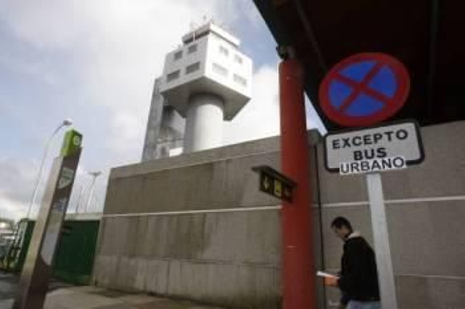 Torre de control del aeropuerto de peinador (Foto: Archivo EFE)