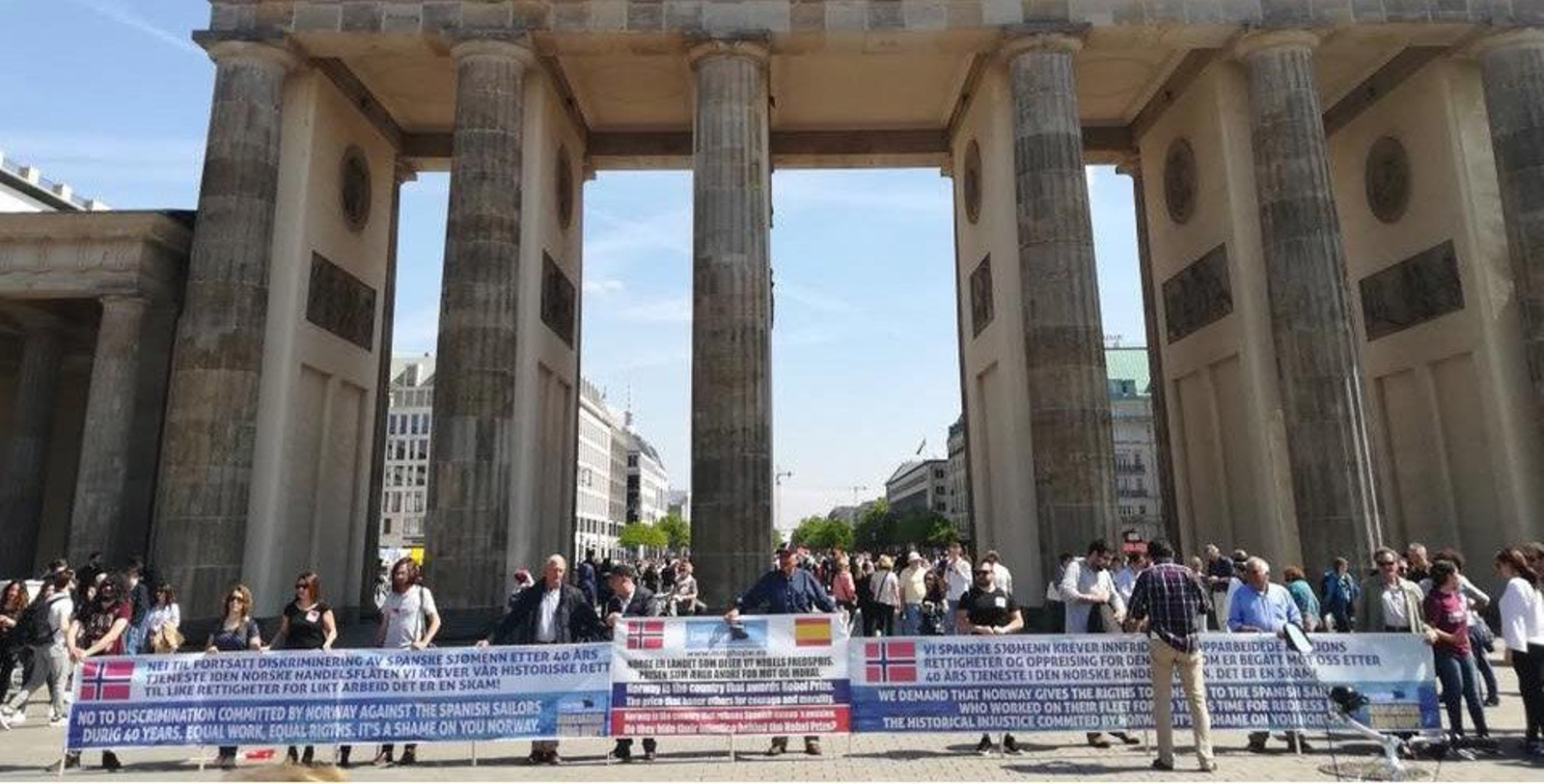 Los marinos españoles de Long Hope se manifiestaron en Berlín para reclamar pensión a Noruega.