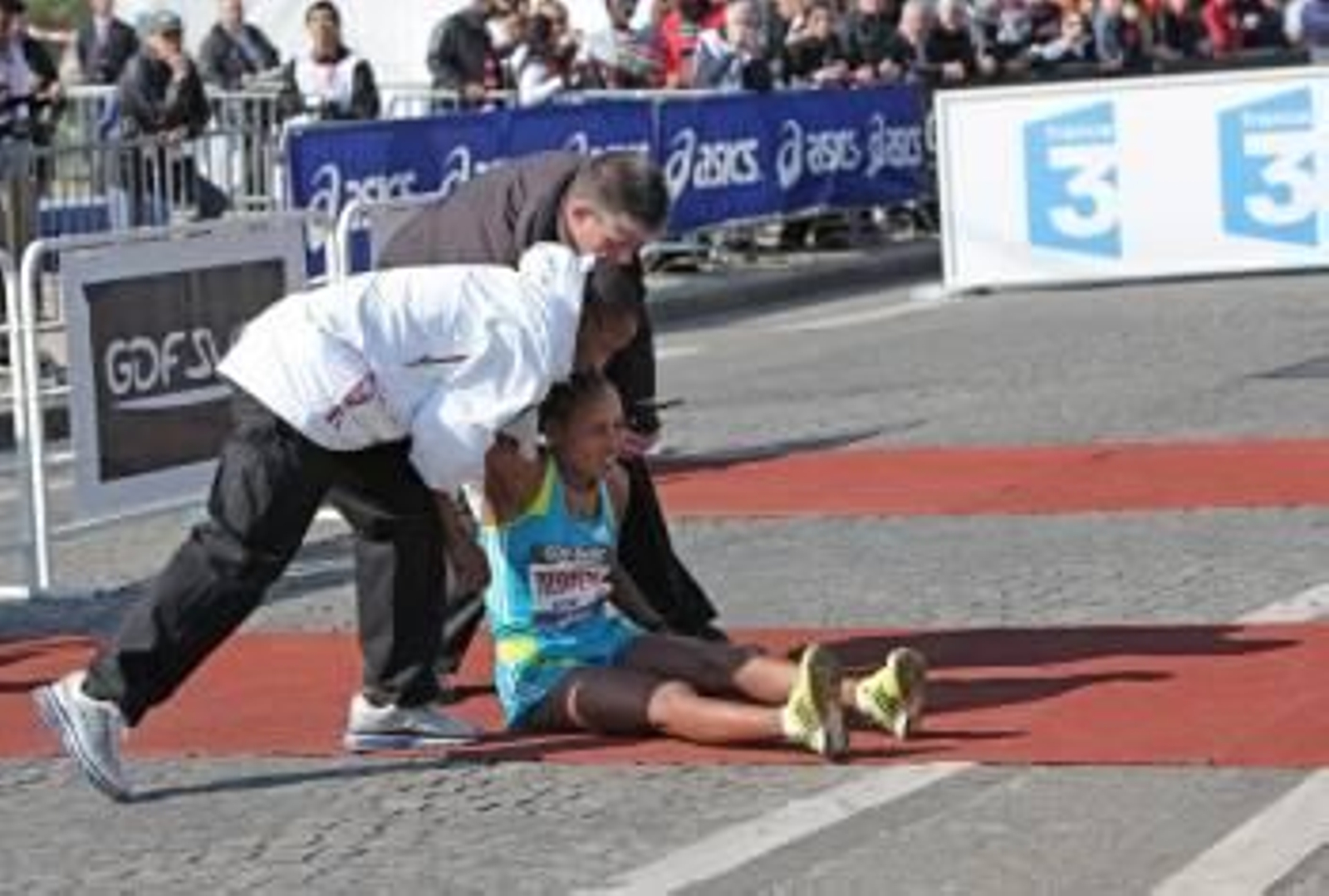 Los servicios de Urgencias atienden a una de las personas que se desvanecieron nada más llegar a meta.