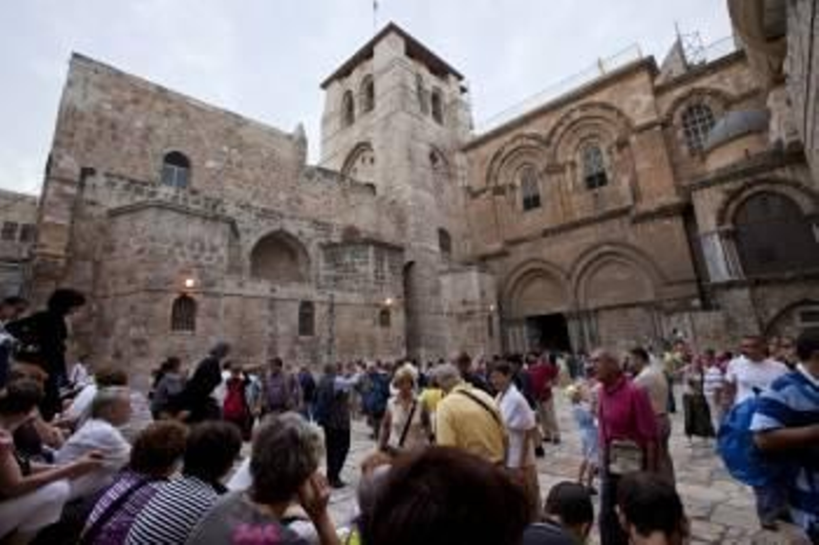 Archivo. Grupos de peregrinos y turistas esperan para entrar en la iglesia del Santo Sepulcro de Jerusalén. (Foto: JIM HOLLANDER)