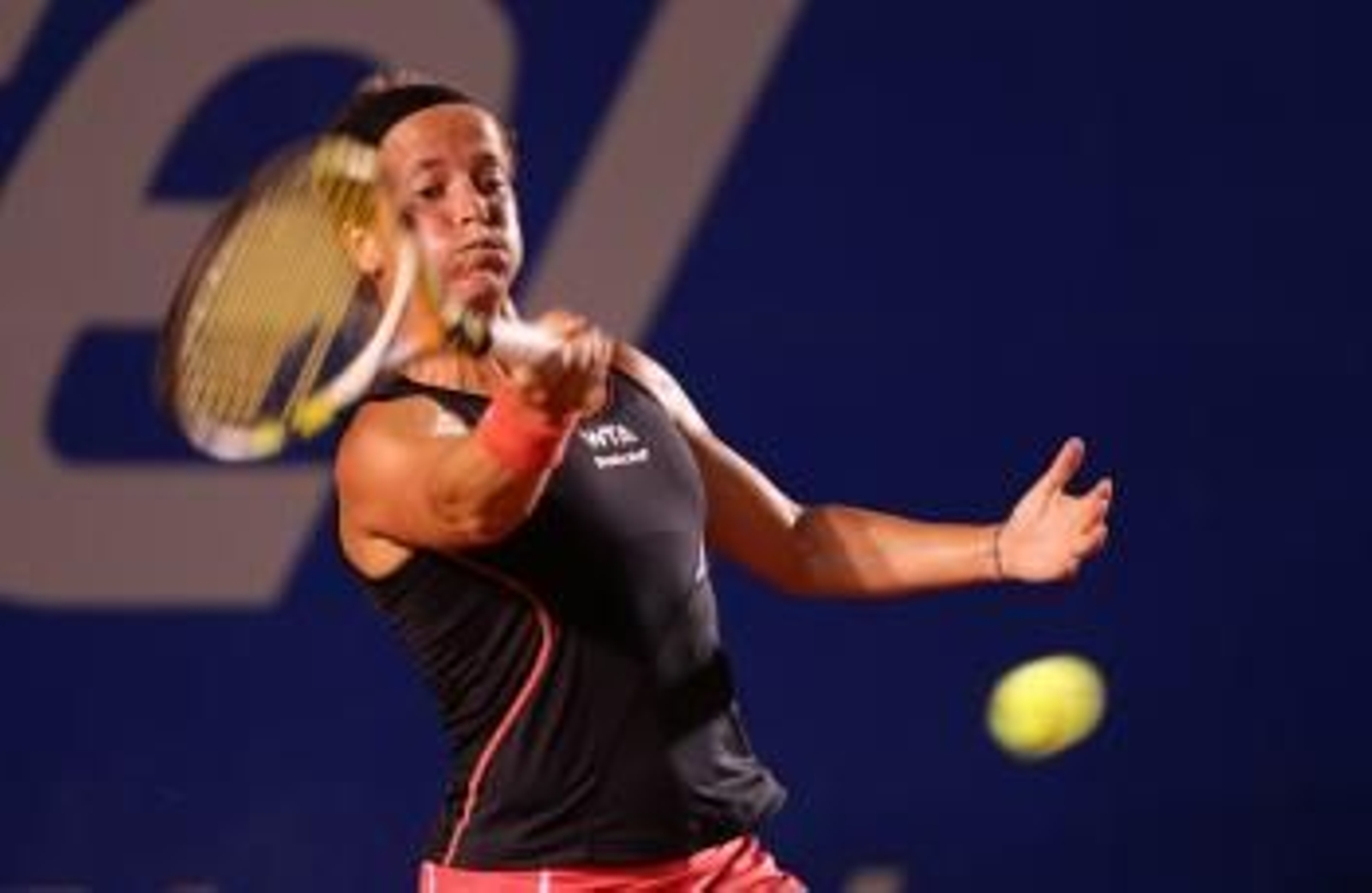 Lourdes Domínguez devuelve una pelota en el torneo de Acapulco.