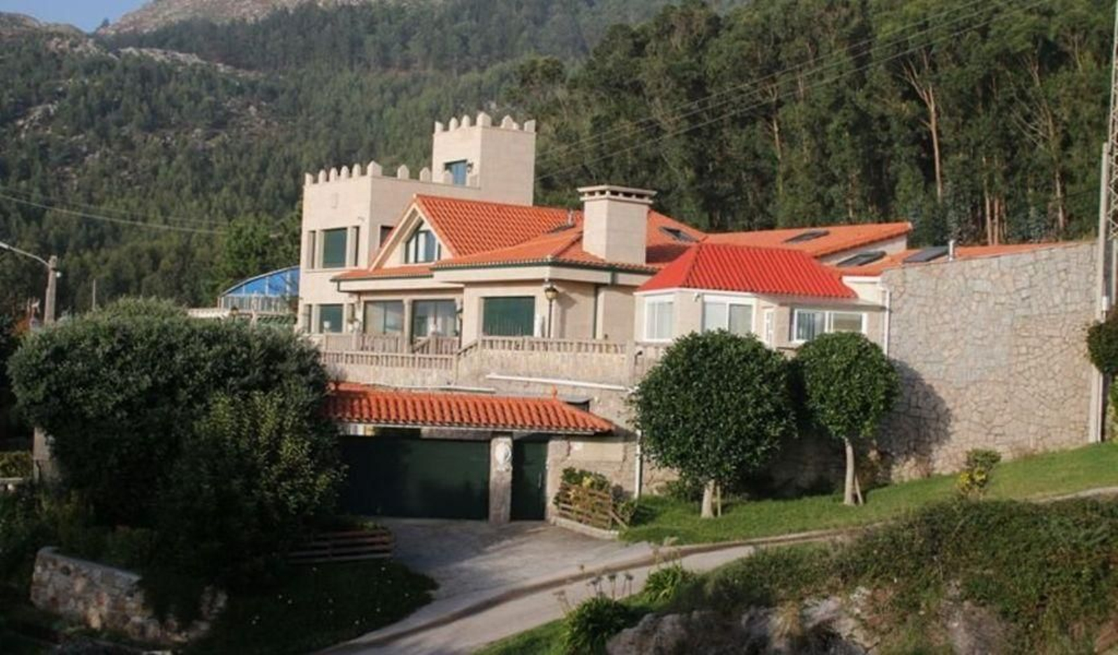 La llamada “casa madre” de los miguelianos, en Oia.