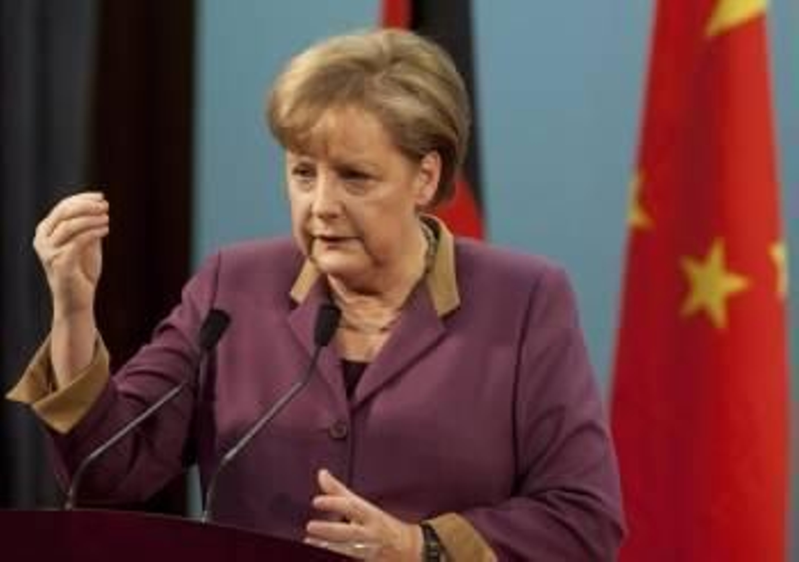 La canciller alemana, Angela Merkel, responde preguntas de los asistentes tras dar un discurso en la Academia China de Ciencias Sociales (Foto: EFE)