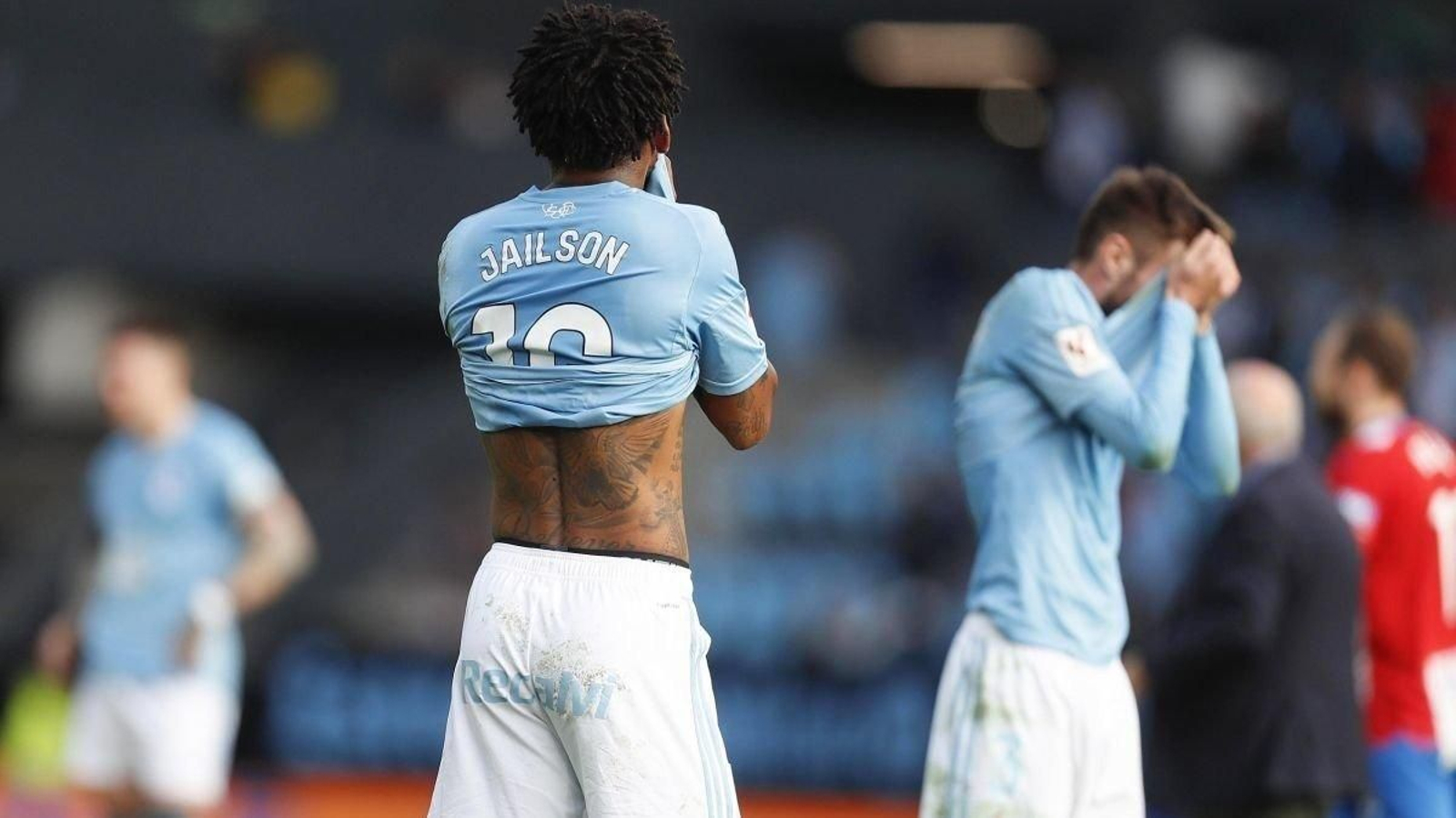Los jugadores del Celta, abatidos al finalizar el encuentro frente al Girona con otra derrota.