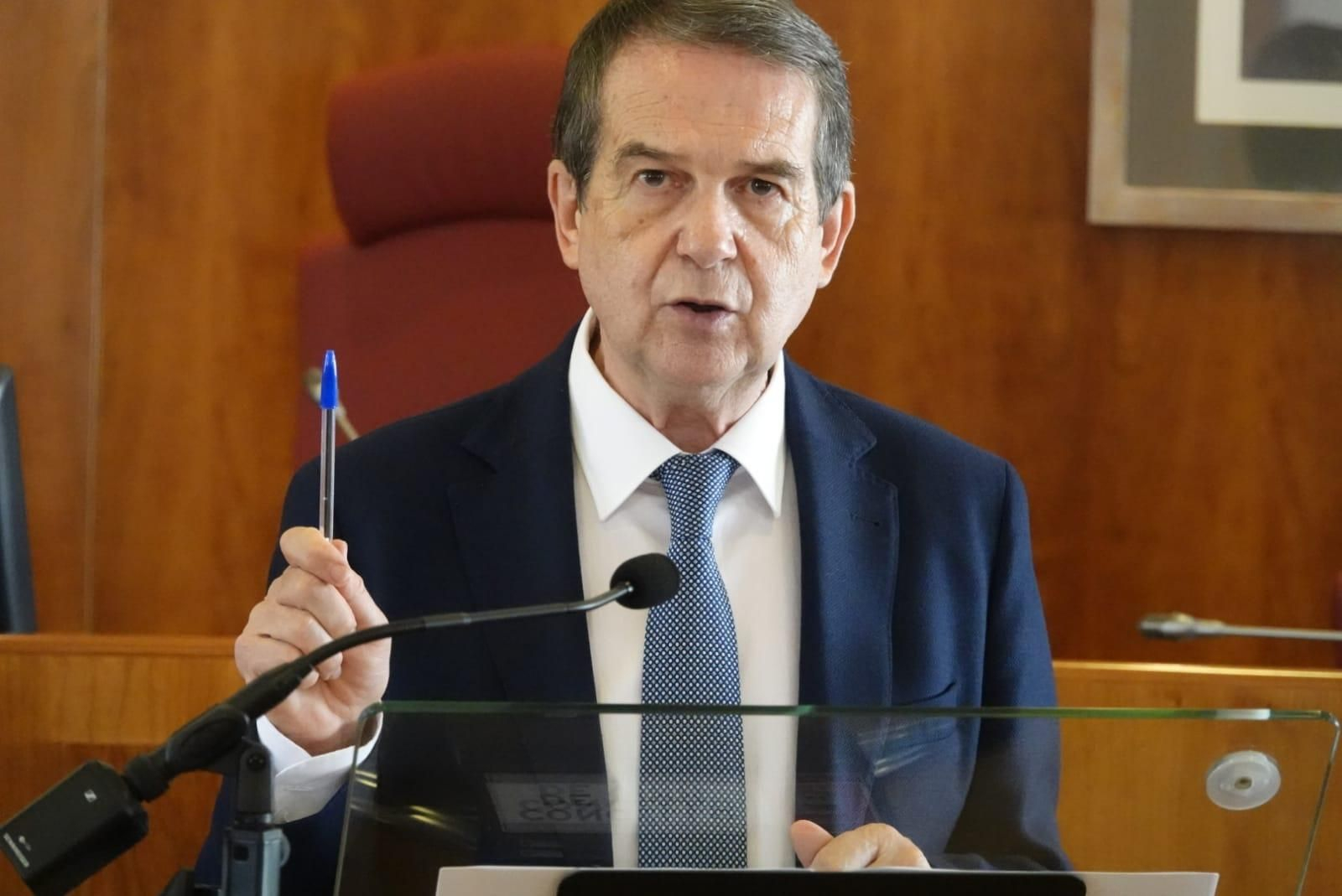 Caballero dejó caer ayer que una vía para reclamar los fondos podrían ser los tribunales.