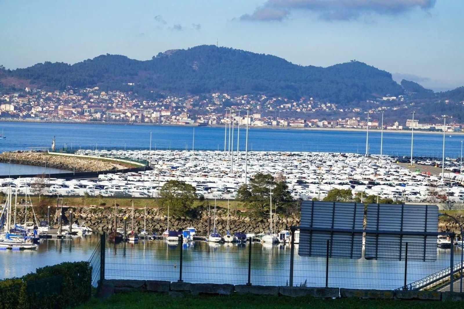 Coches en Bouzas, una de las mercancías de mayor valor movidas en el puerto.