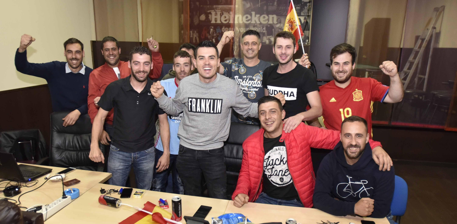 Los miembros de la peña Iago Aspas se reunieron en su local. Empezaron con muy buen ambiente.