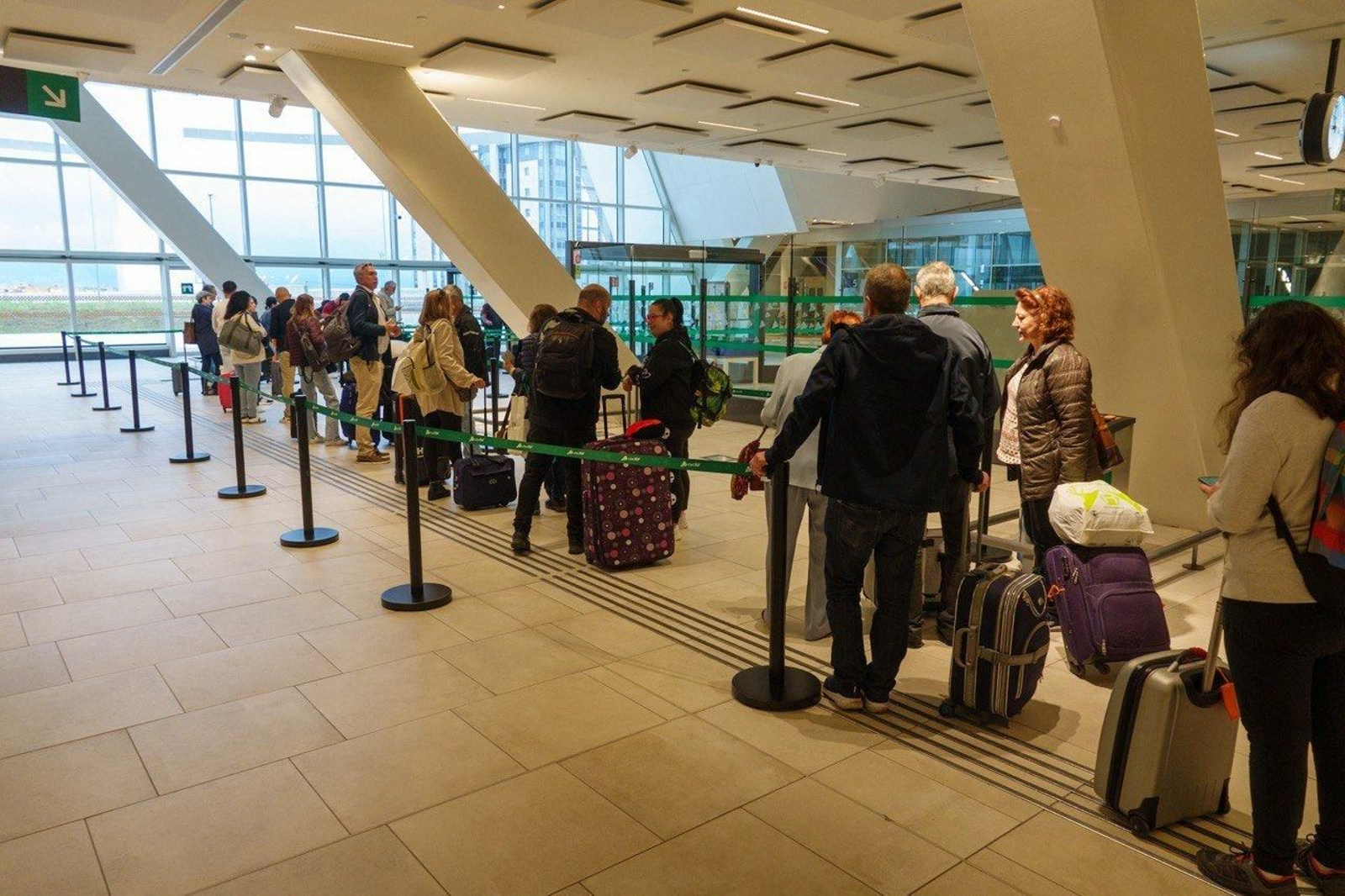 Colas en la estación de Urzaiz.