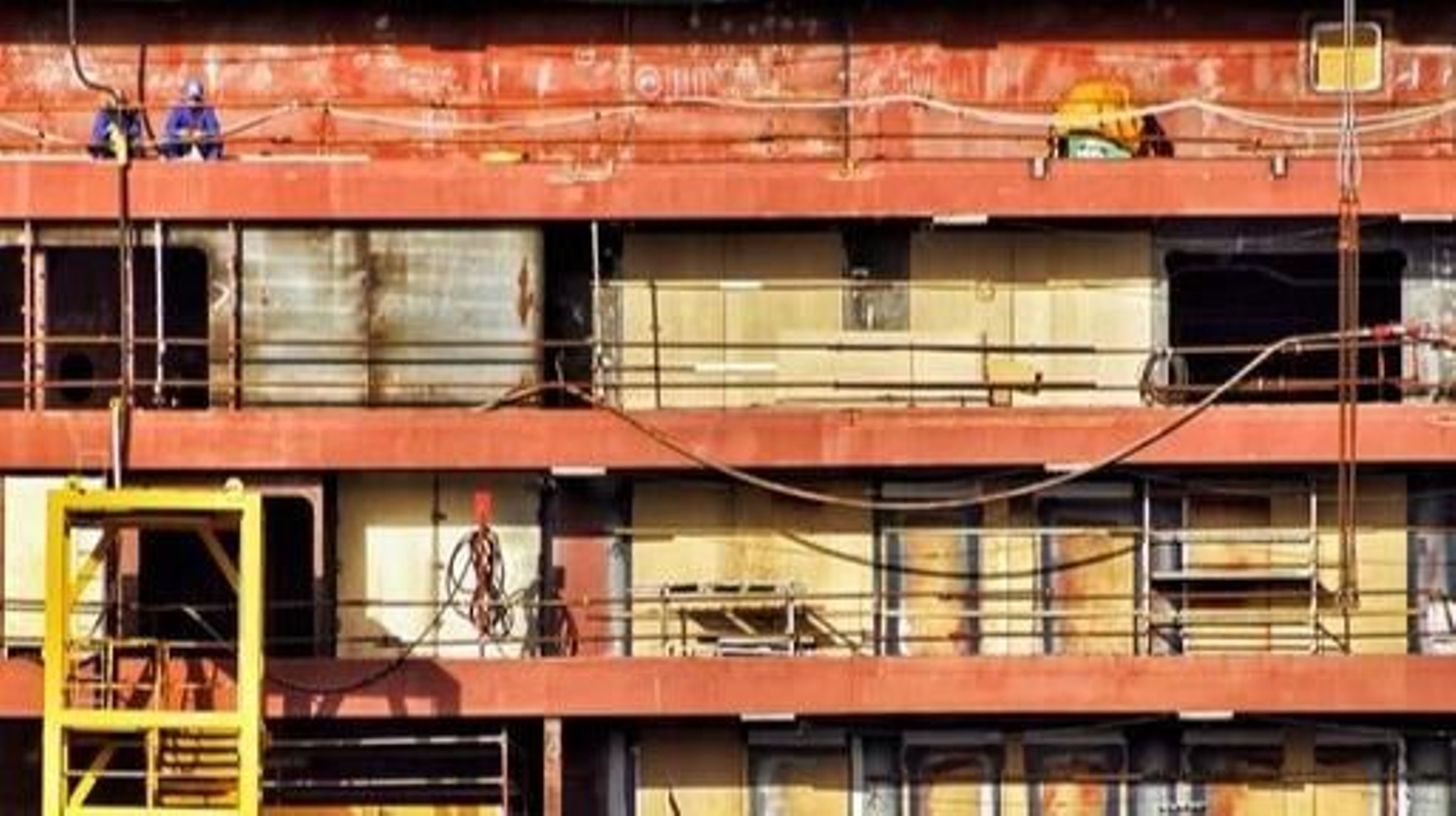 La industria es el sector que mejor capea la crisis y registra menos parados en Vigo.